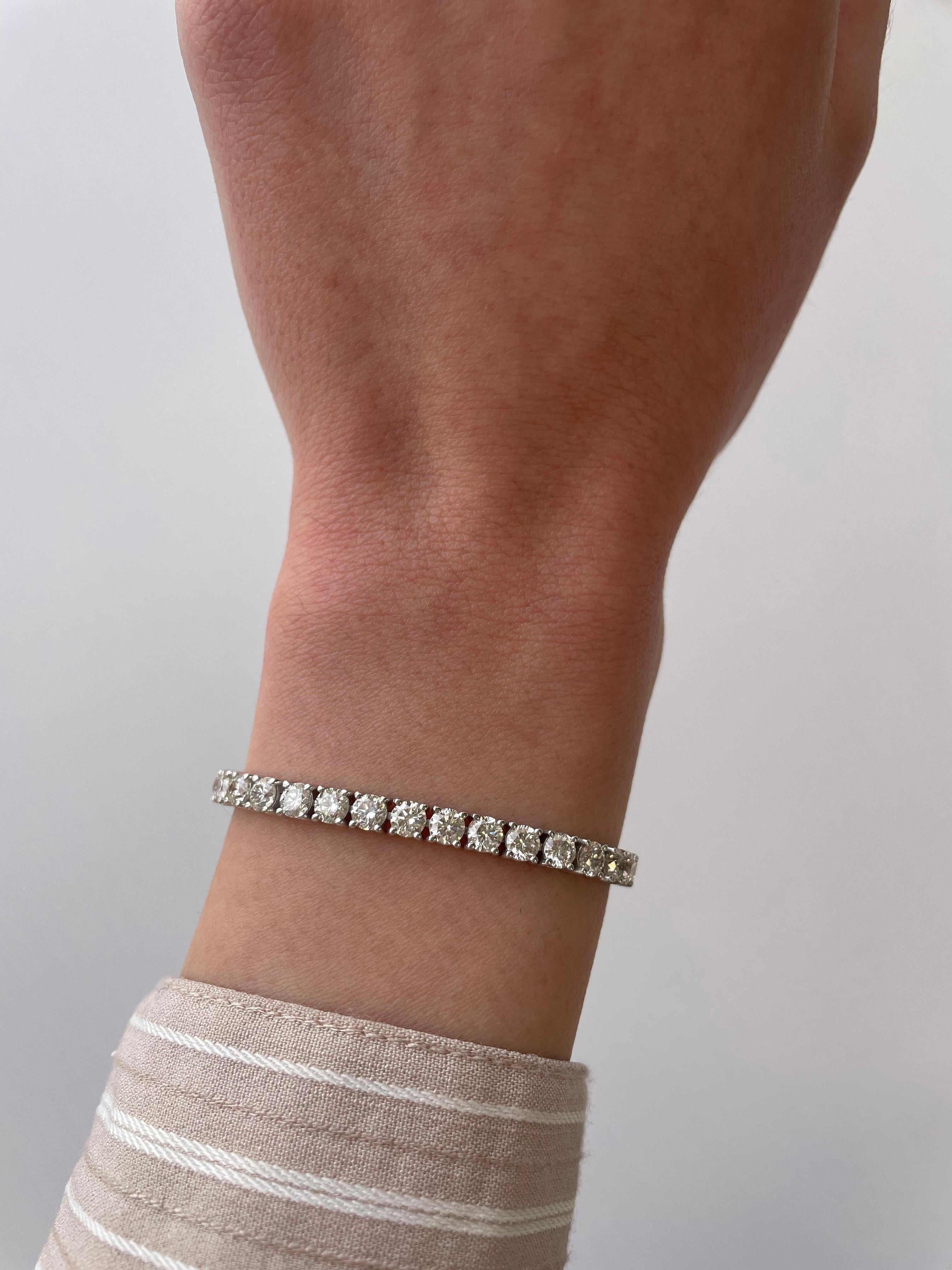 Exquisito e intemporal brazalete de tenis de diamantes, de Alexander Beverly Hills.
42 diamantes brillantes redondos, 9,74 quilates. Color aproximado H/I y claridad VS. Cuatro garras engastadas en oro blanco de 18 quilates, 8,80 gramos, 7 pulgadas.