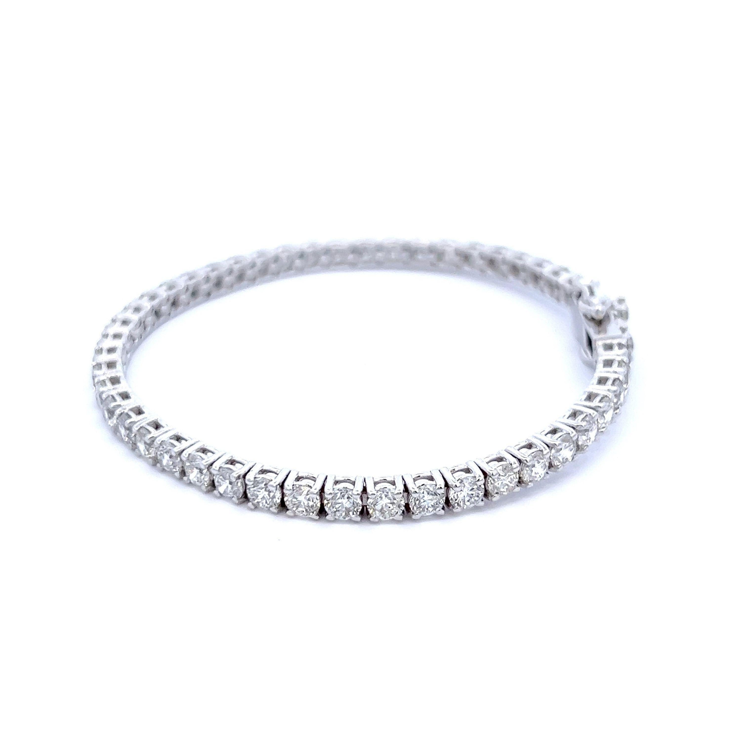 Exquisites und zeitloses Tennisarmband mit Diamanten von Alexander Beverly Hills.
49 runde Brillanten, 9,19 Karat. Ungefähr F/G Farbe und SI Klarheit. Vier Zacken in 18k Weißgold gefasst, 14,92 Gramm, 7 Zoll.
Auf Anfrage wird ein aktuelles Gutachten