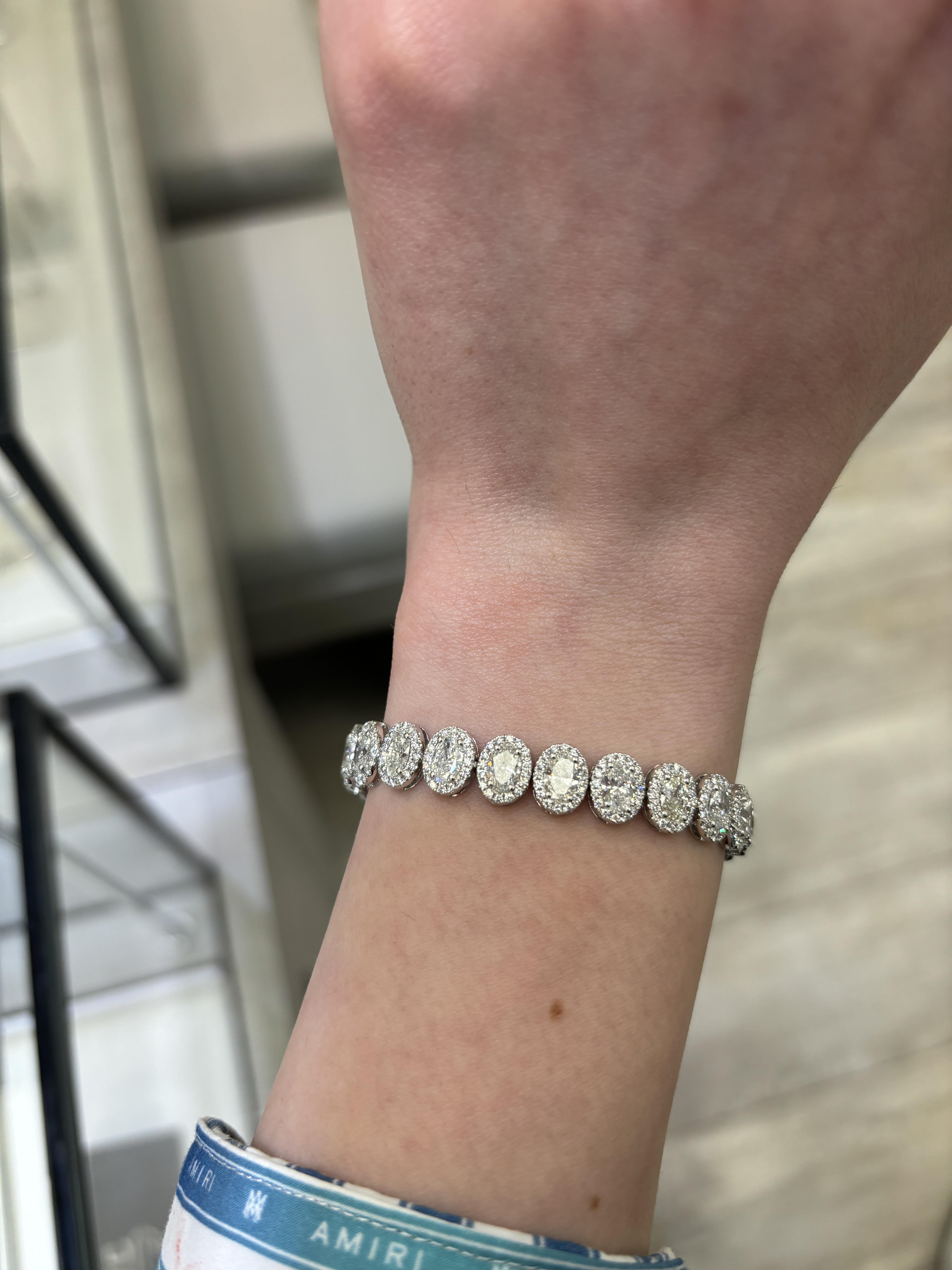 Impresionante pulsera de tenis de diamantes ovalados, alta joyería de Alexander Beverly Hills.
10,07 quilates de peso total de diamantes.
26 diamantes brillantes ovalados, 8,27 quilates en total. Aproximadamente color F/G y claridad SI. Se