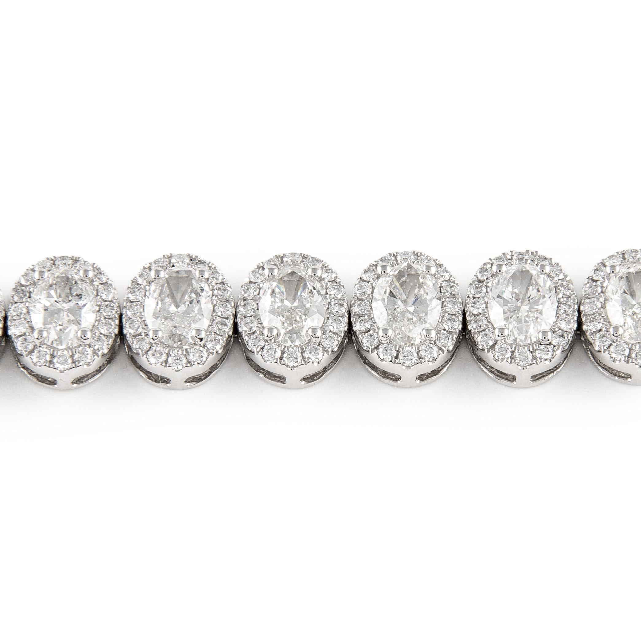 Alexander Beverly Hills Pulsera de tenis de diamantes ovalados de 9,89 ct con halo 18k Contemporáneo en venta
