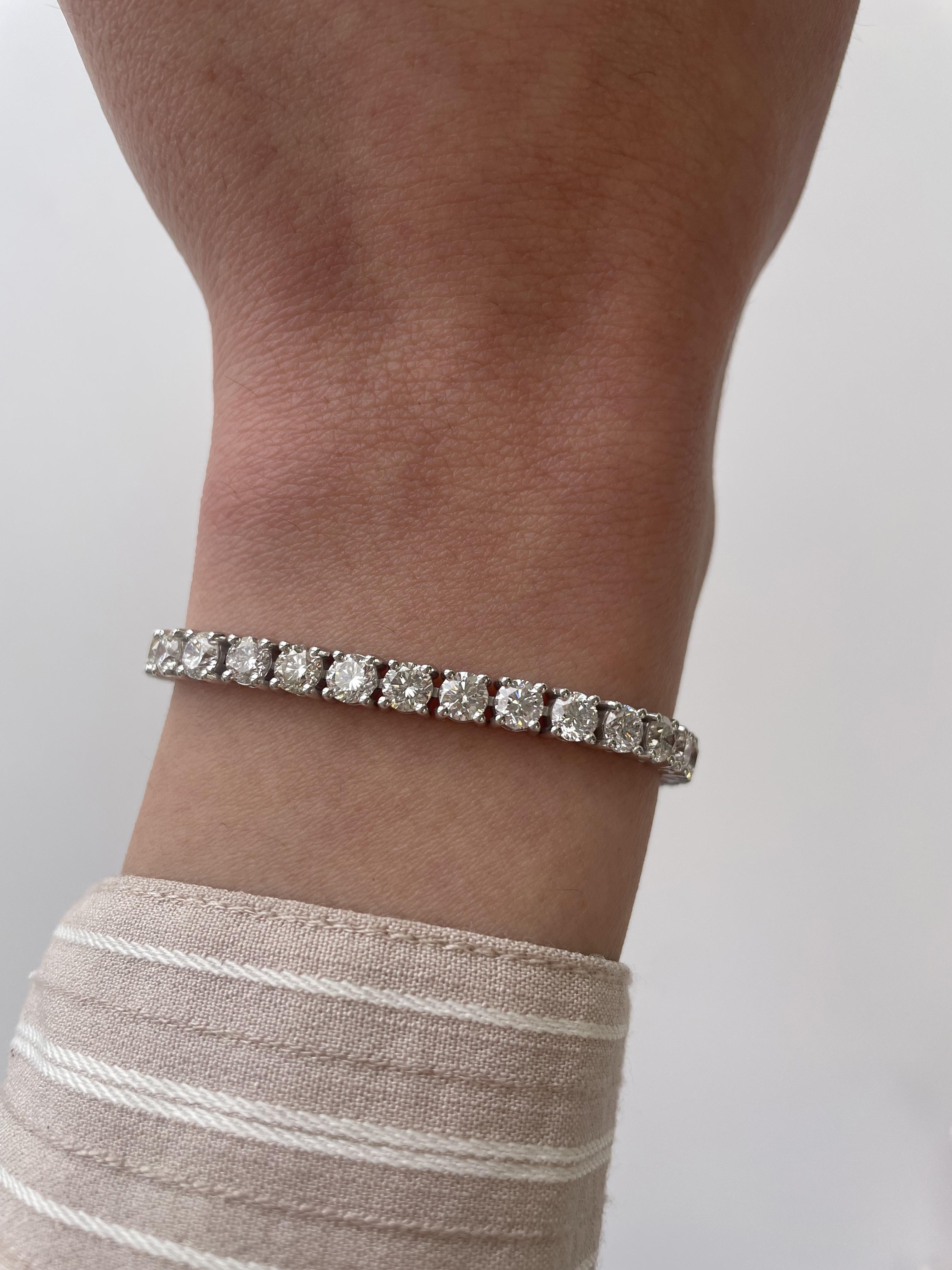 Bracelet de tennis exquis et intemporel en diamants, chaque pierre étant certifiée GIA. Haute joaillerie par Alexander Beverly Hills.
38 diamants ronds de taille brillant, 11,40 carats. Certifié par la GIA, couleur D-G et pureté SI1. Serti à quatre