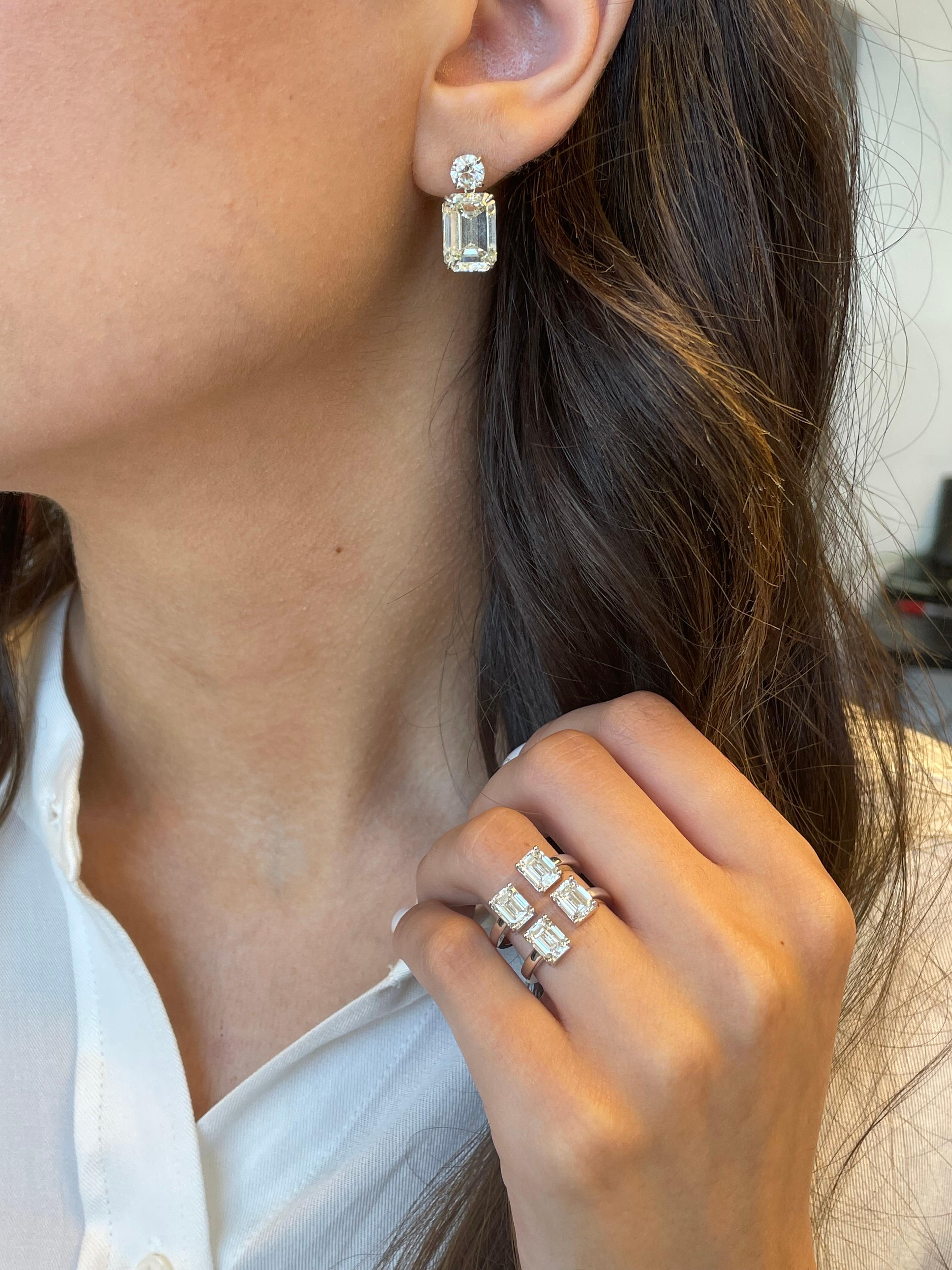 Bague moderne toi et moi avec plusieurs diamants naturels de taille émeraude, tous les diamants sont accompagnés d'un rapport GIA. Haute joaillerie par Alexander Beverly Hills.
4 diamants de taille émeraude, 4,02 carats au total. Tous de couleur H