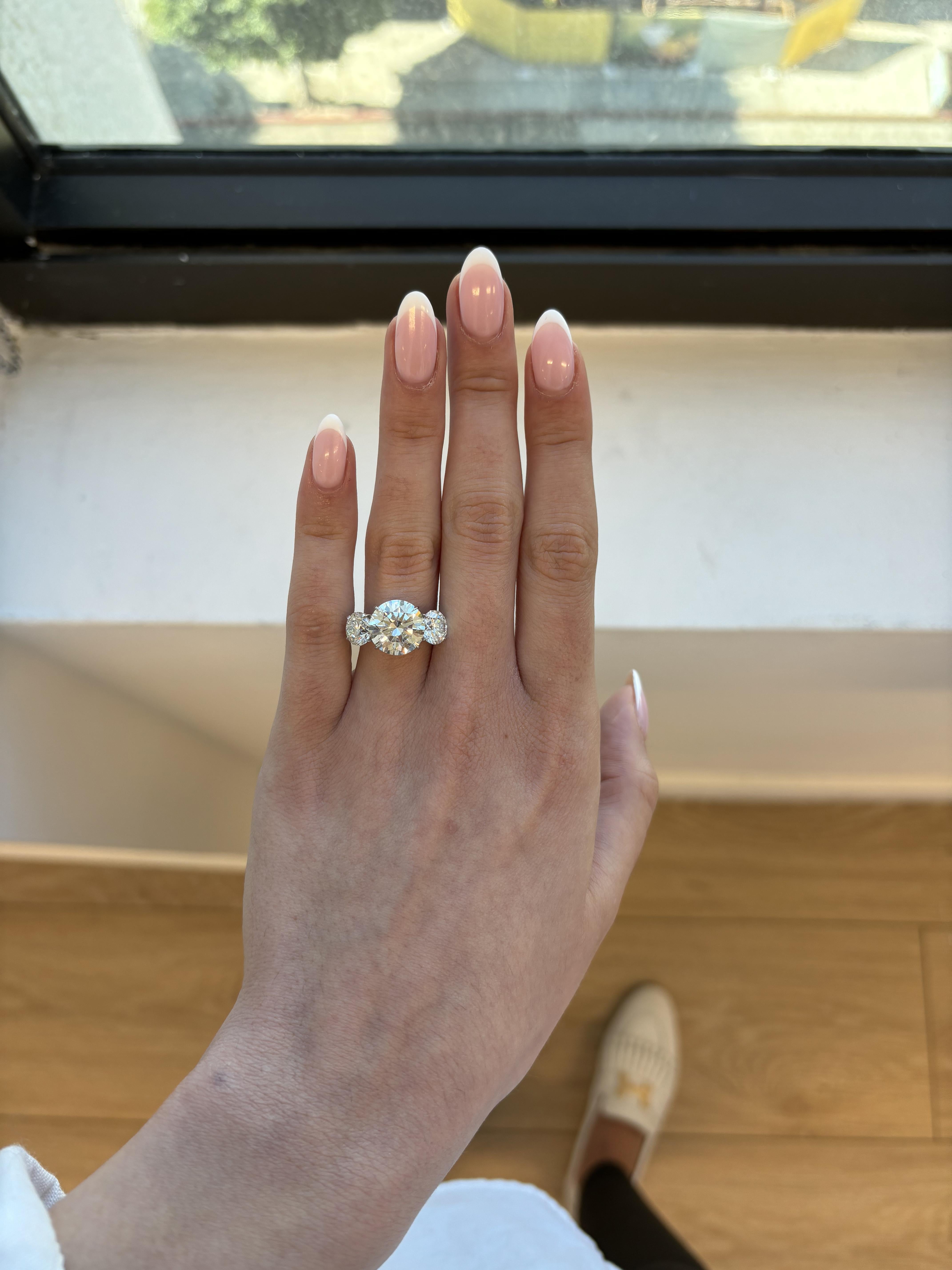 Splendido e classico anello con tre pietre di diamante, ogni pietra con certificato GIA. hsi1 ivs2
Alta gioielleria di Alexander Beverly Hills
8,55ct di peso totale di diamanti.
Pietra centrale, diamante rotondo brillante da 5,55 carati. Colore I e