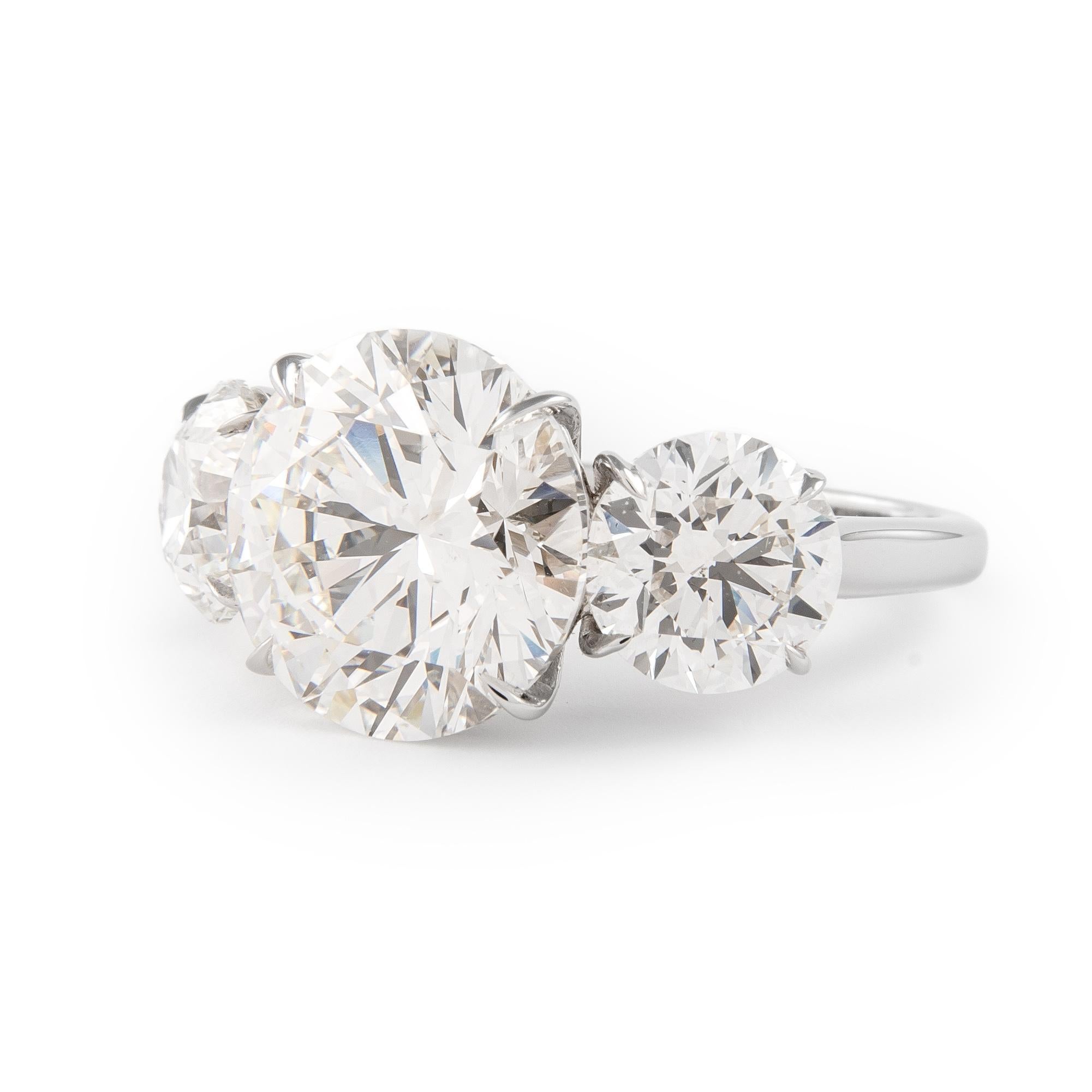 Taglio rotondo Alexander Beverly Hills Tutto GIA 5,55ct con 3ct Anello con 3 pietre di diamante rotondo 18k in vendita