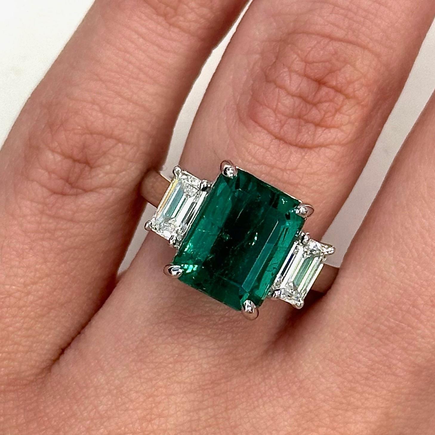 Impressionante anello a tre pietre con smeraldo certificato GIA e diamanti taglio smeraldo certificati GIA. Alta gioielleria di Alexander Beverly Hills.
5.74 carati di peso totale della gemma.
Smeraldo da 4,74 carati certificato GIA, Minor (F1).