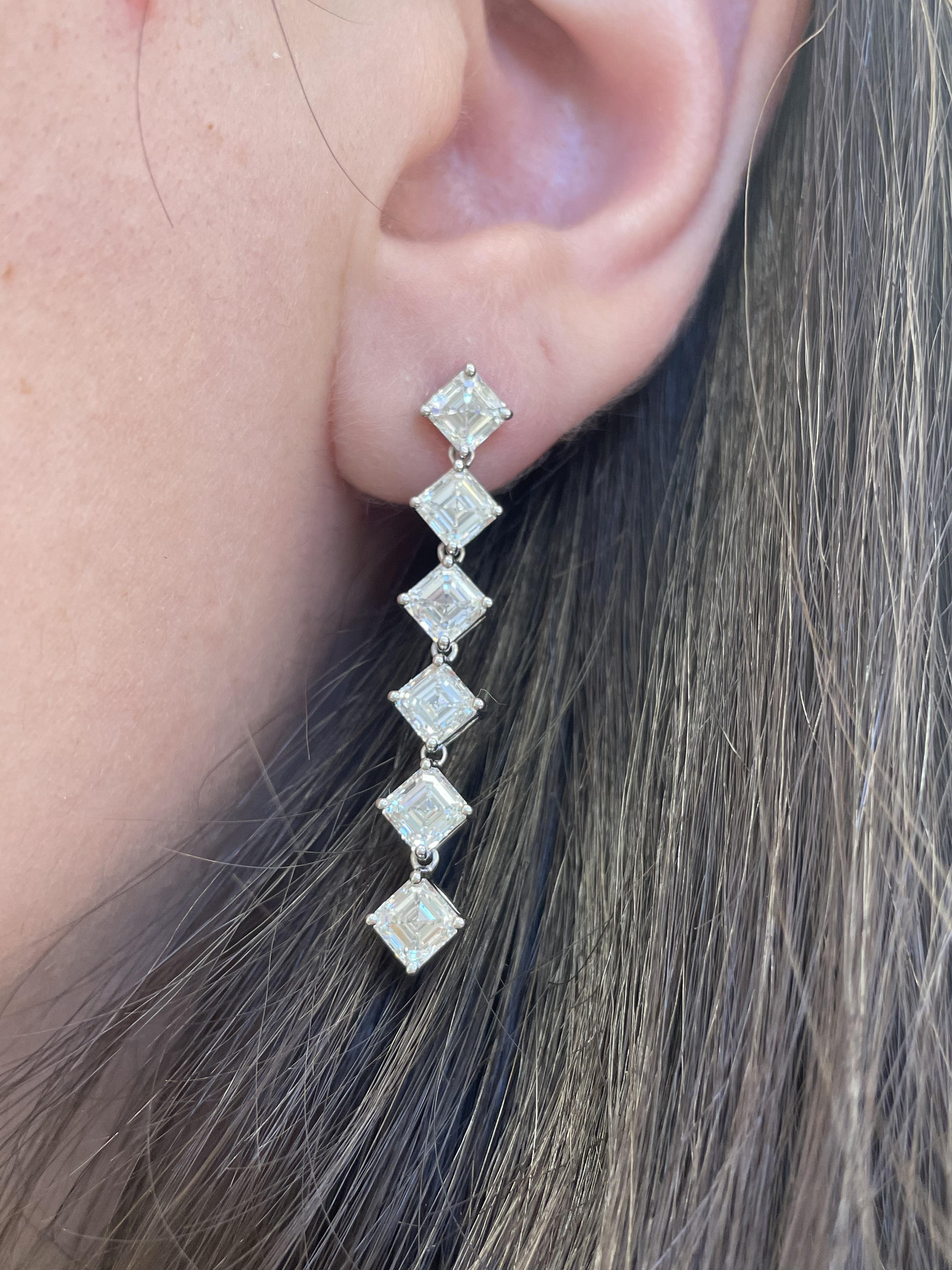 Superbes boucles d'oreilles pendantes en diamant taillé en asscher, chaque pierre étant certifiée GIA. Haute joaillerie par Alexander Beverly Hills.
Poids total des diamants : 6,02 carats.
12 diamants taille asscher, 6,02 carats. Couleur D-G et