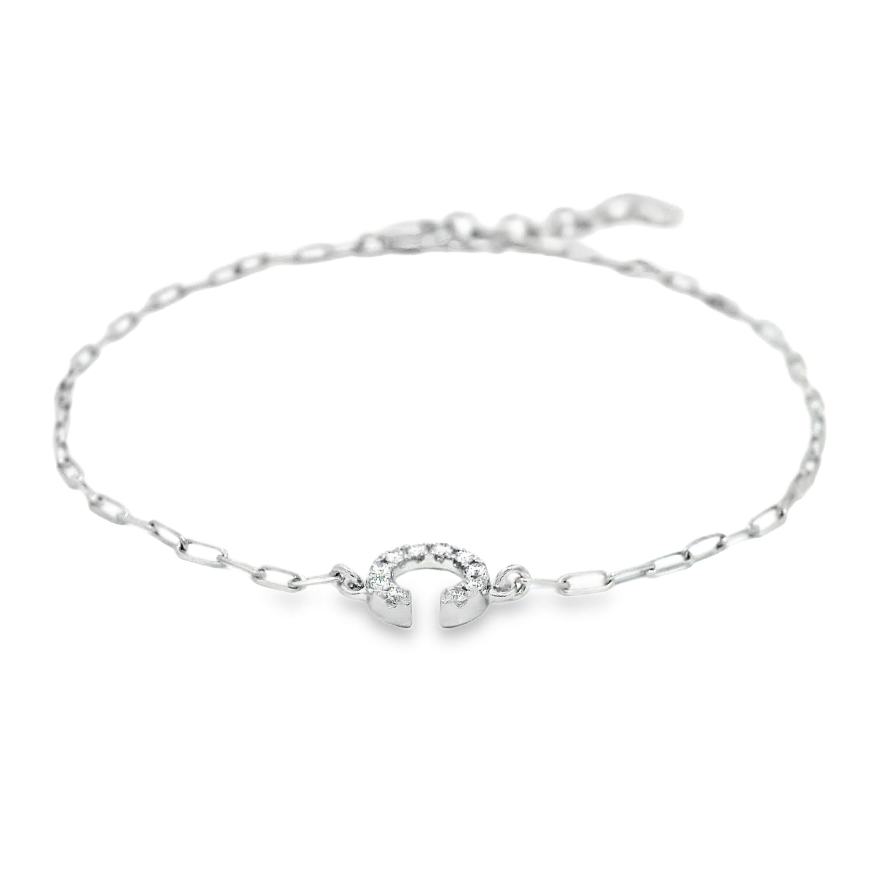 Magnifique bracelet en forme de petit C, par Alexander Beverly Hills.
10 diamants ronds naturels, 0,09 carats au total. Couleur F/G et pureté VS. Serti en or blanc 18k, 1.93 grammes, 6.5 pouces.
Sur demande, une évaluation numérique actualisée par
