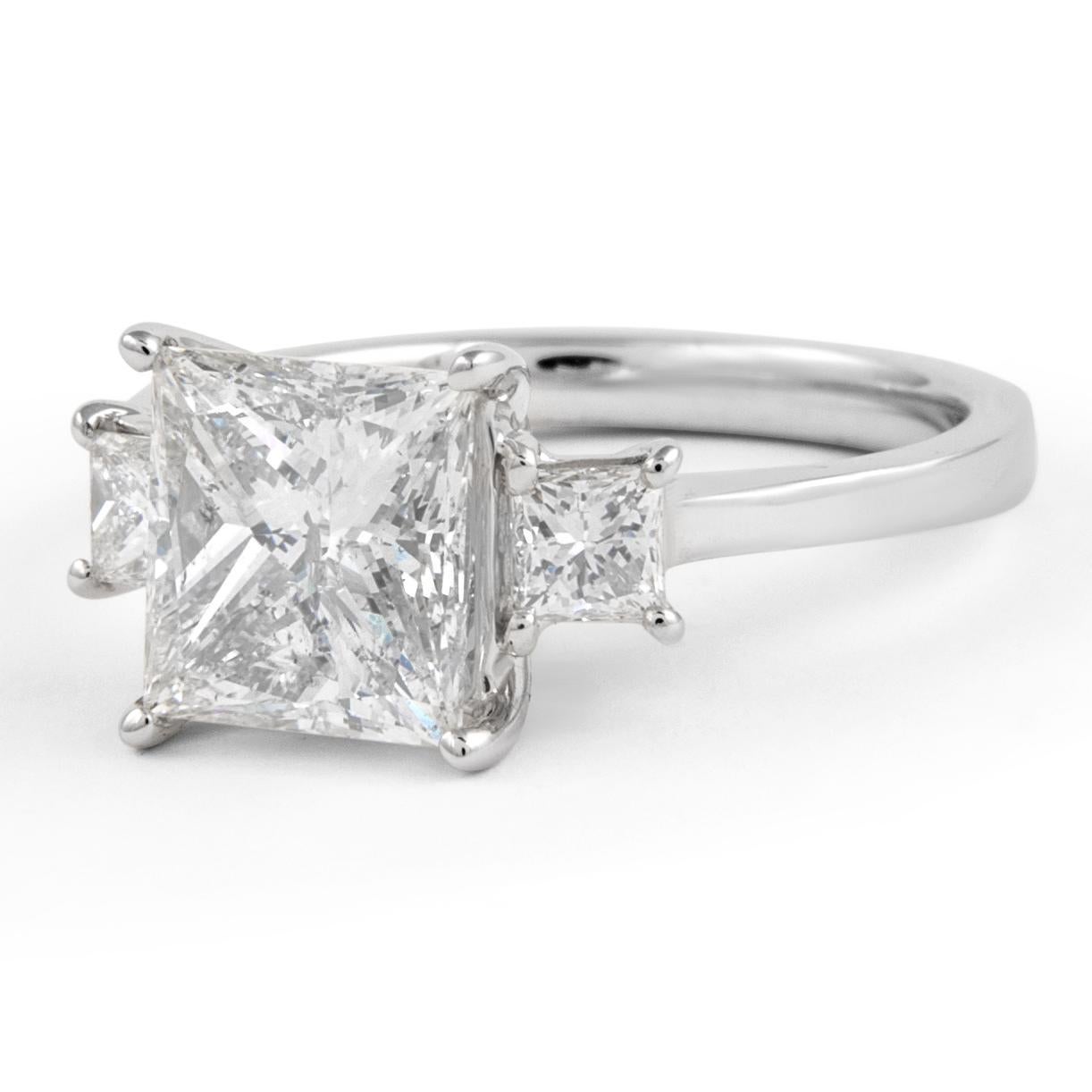 Atemberaubender und klassischer Diamant-Halo-Verlobungsring, GIA-zertifiziert.
2,75 Karat Gesamtgewicht der Diamanten.
Mittelstein, 2.34ct Diamant im Prinzessinnenschliff. Farbton H und Reinheitsgrad SI3, EGL zertifiziert. Seitensteine, 2 Diamanten