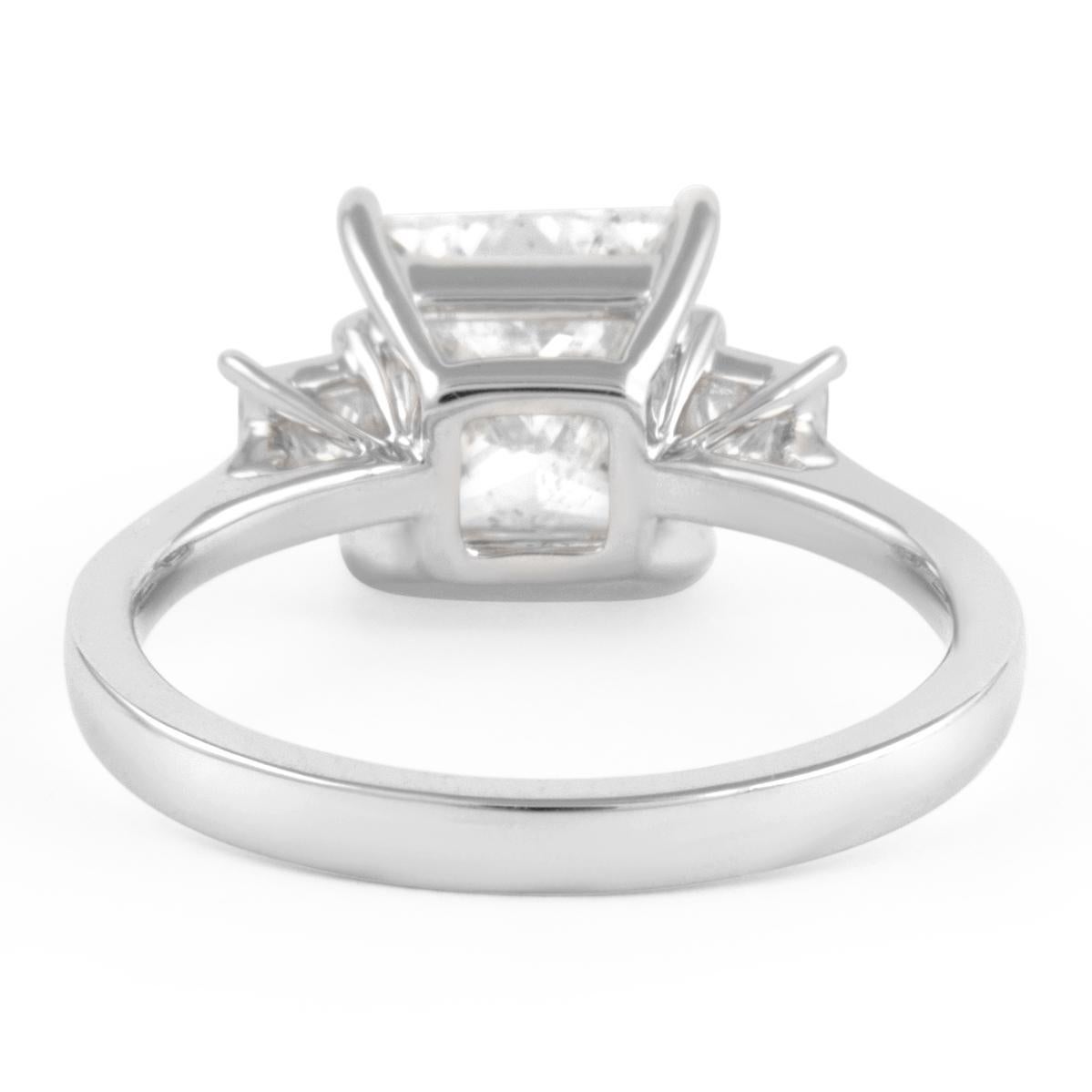 Alexander Beverly Hills EGL 2,34 Karat Diamantring mit 3 Steinen im Prinzessinnenschliff 18k (Carréschliff) im Angebot