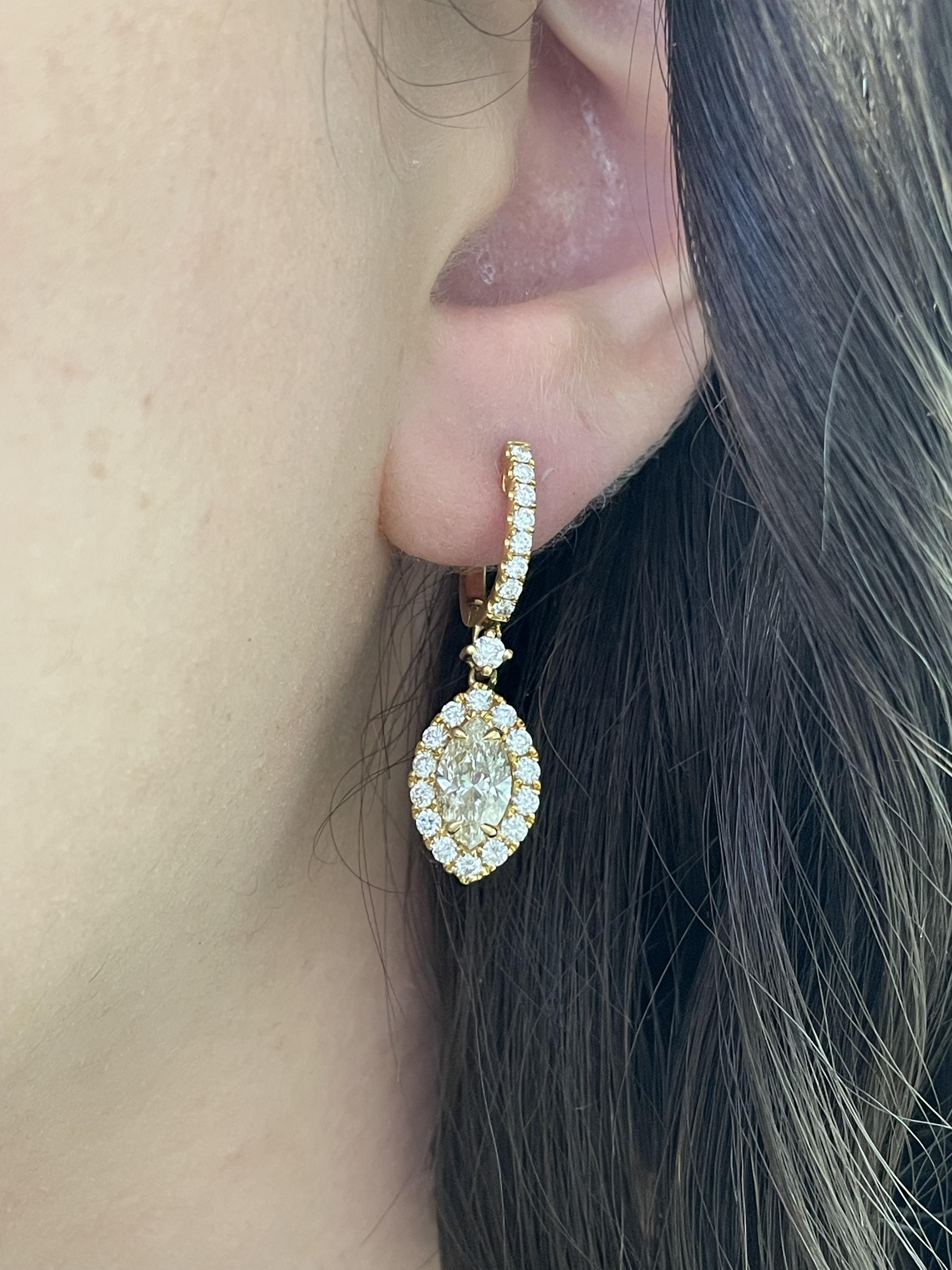 Splendido orecchino con diamante a goccia, ogni pietra centrale è certificata EGL. Di Alexander Beverly Hills.
3,00 carati di peso totale di diamanti.
Due diamanti marquise brillanti centrali abbinati per un totale di 2,00 carati. Entrambe le pietre