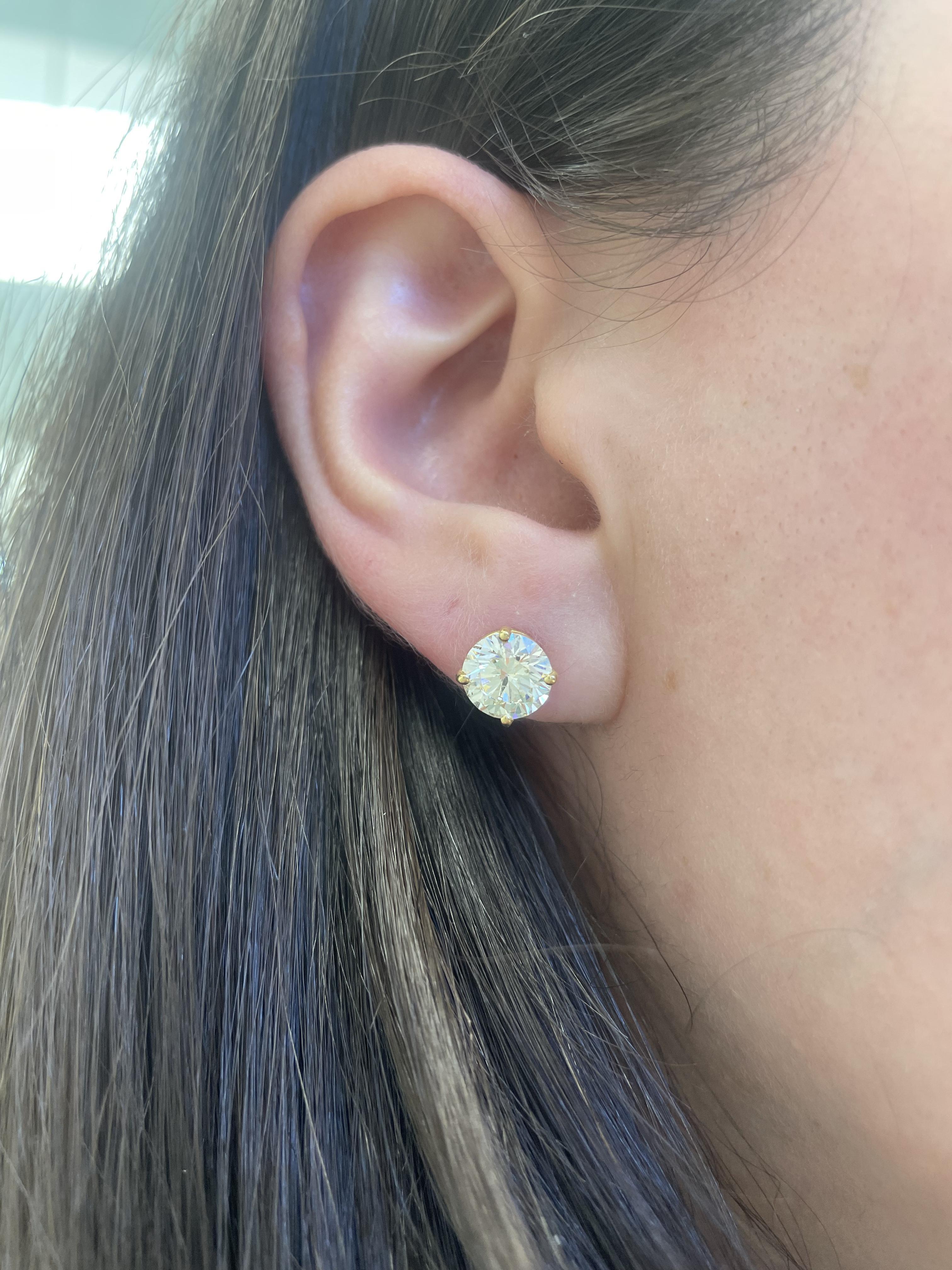 Boucles d'oreilles classiques en diamant.
Deux diamants ronds et brillants assortis de 3,37 carats au total, certifiés EGL. Les deux pierres sont de couleur L, une pierre est de pureté VS1 et l'autre de pureté SI1. Serti à quatre pointes, or jaune