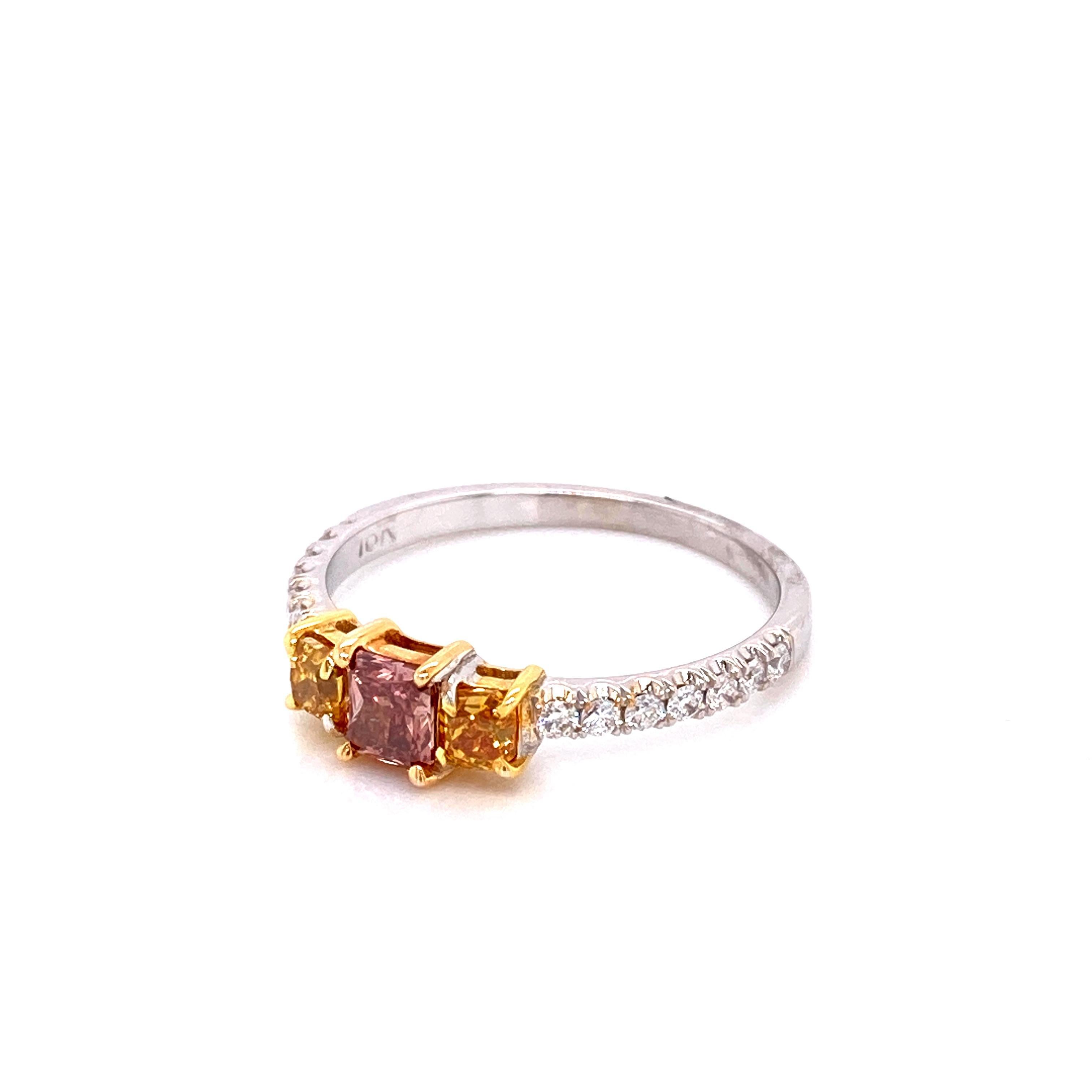 Contemporaneo Alexander Beverly Hills GIA 0,79ctt Anello con tre pietre di diamante rosa e giallo 18k in vendita