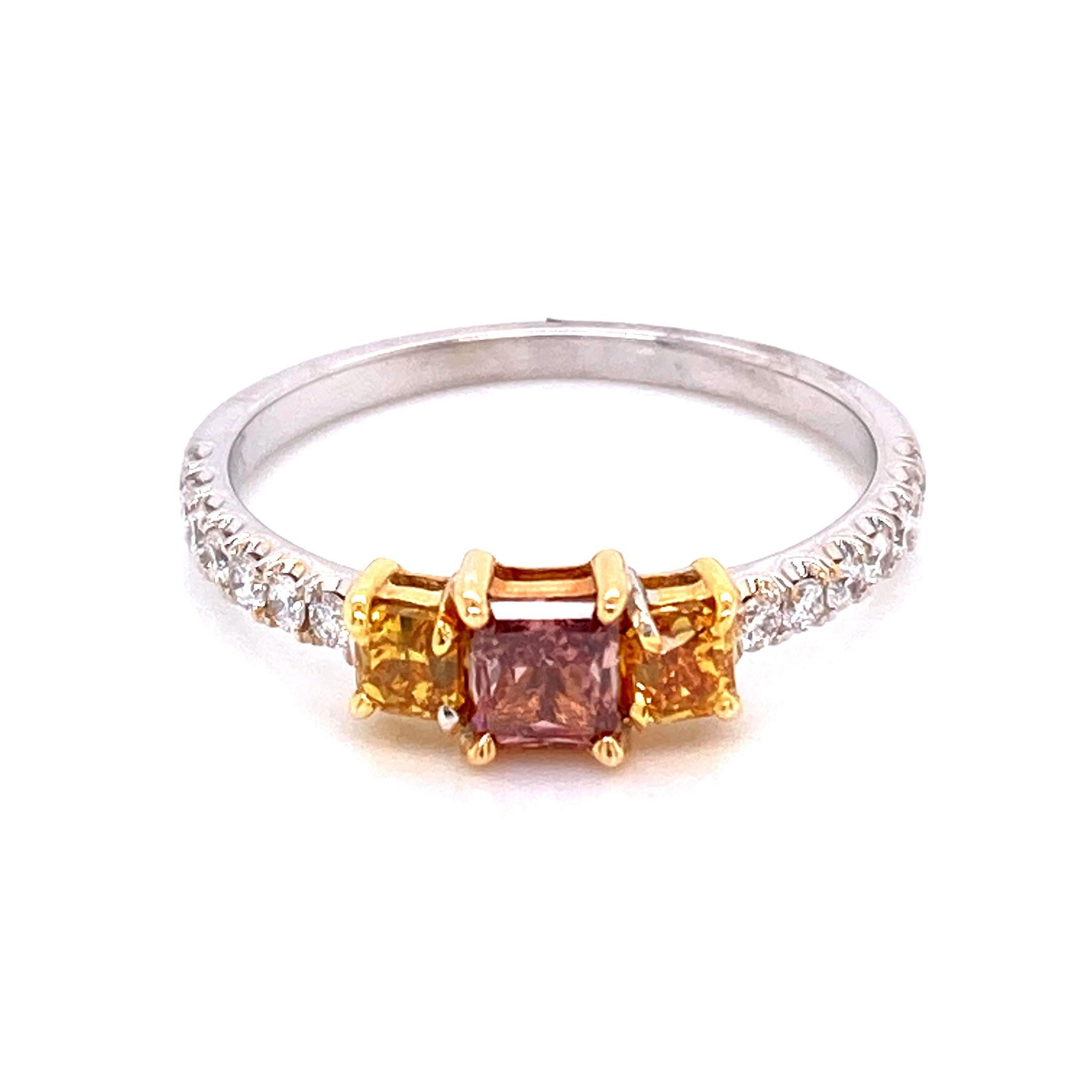 Taglio radiant Alexander Beverly Hills GIA 0,79ctt Anello con tre pietre di diamante rosa e giallo 18k in vendita