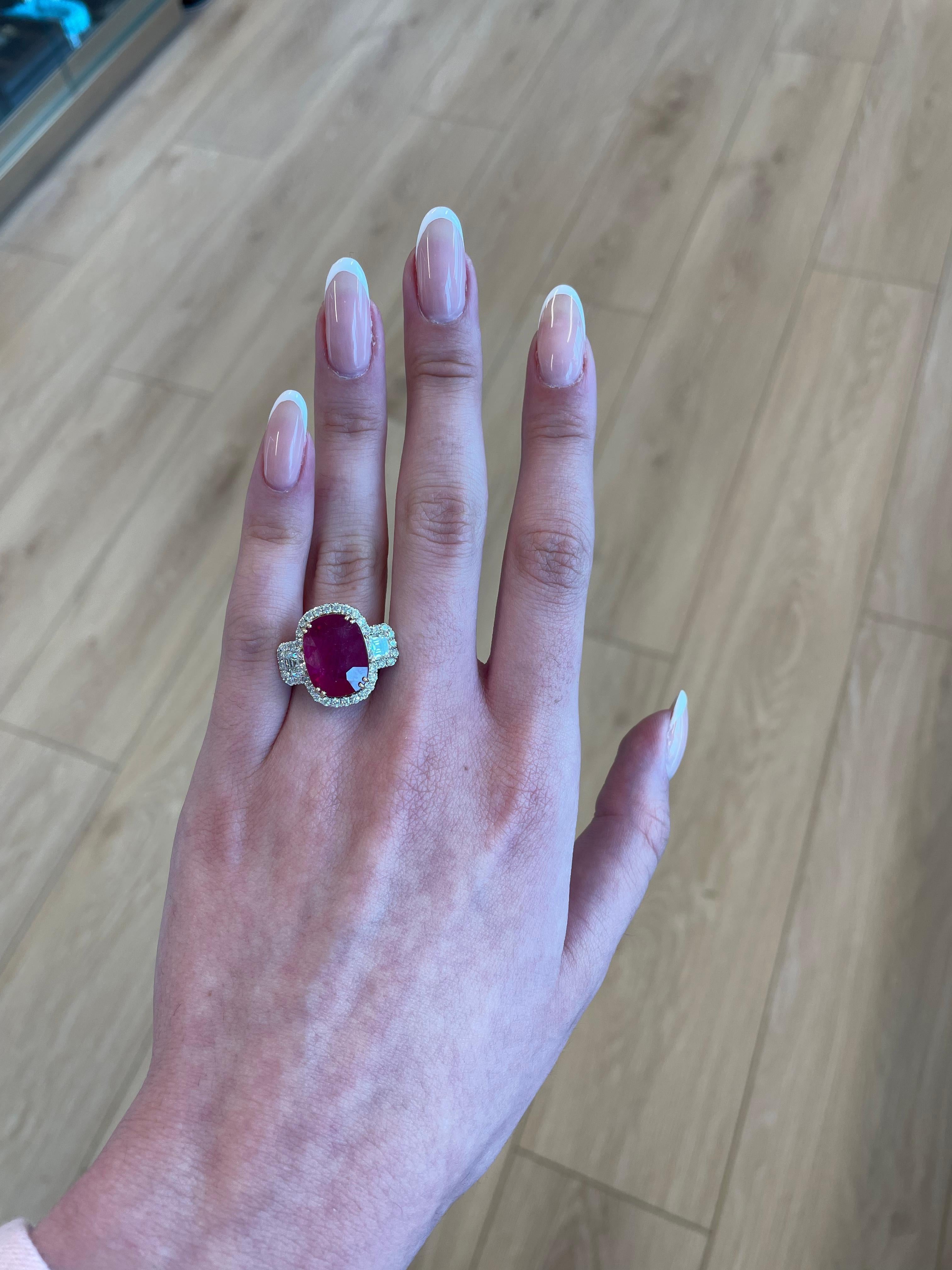 Magnifique bague à trois pierres en rubis naturel et diamant naturel avec halo. Haute joaillerie par Alexander Beverly Hills. 
Poids total des pierres précieuses : 12.33 carats.
Rubis ovale de 10,24 carats, certifié GIA. 2 diamants taille asscher,