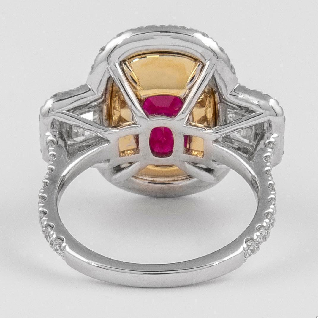 Alexander Beverly Hills, bague halo de trois pierres avec rubis 10,24 carats certifié GIA et diamants 18 carats Pour femmes en vente