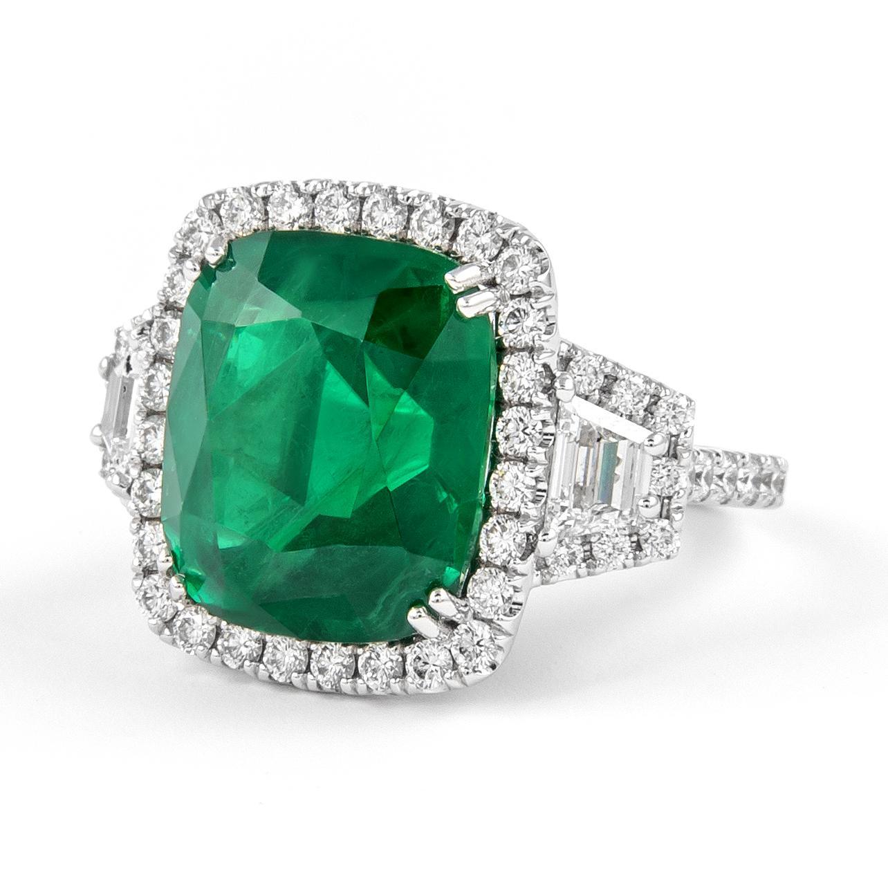Taglio cuscino Alexander Beverly Hills GIA 11,24 smeraldi e diamanti Anello con tre pietre 18k in vendita