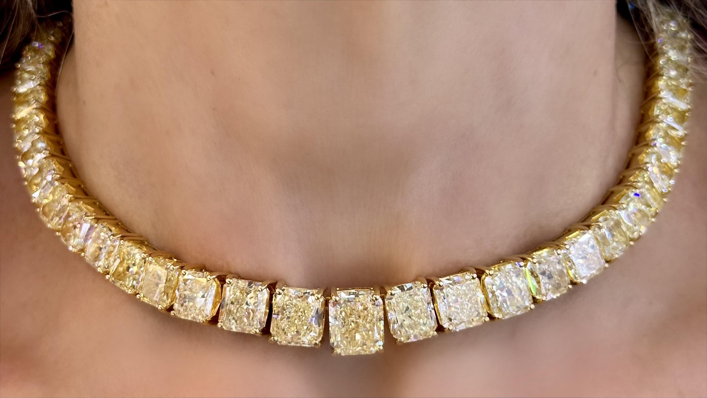 Wichtige und sensationelle große gelbe Diamant Riviera Tennis Halskette. Center Stein 6,05ct Graduierung 1ct Stein in den Rücken. Hochwertige Schmuckstücke von Alexander Beverly Hills.
70 strahlende Diamanten, 116,80 Karat. Einschließlich Zentrum