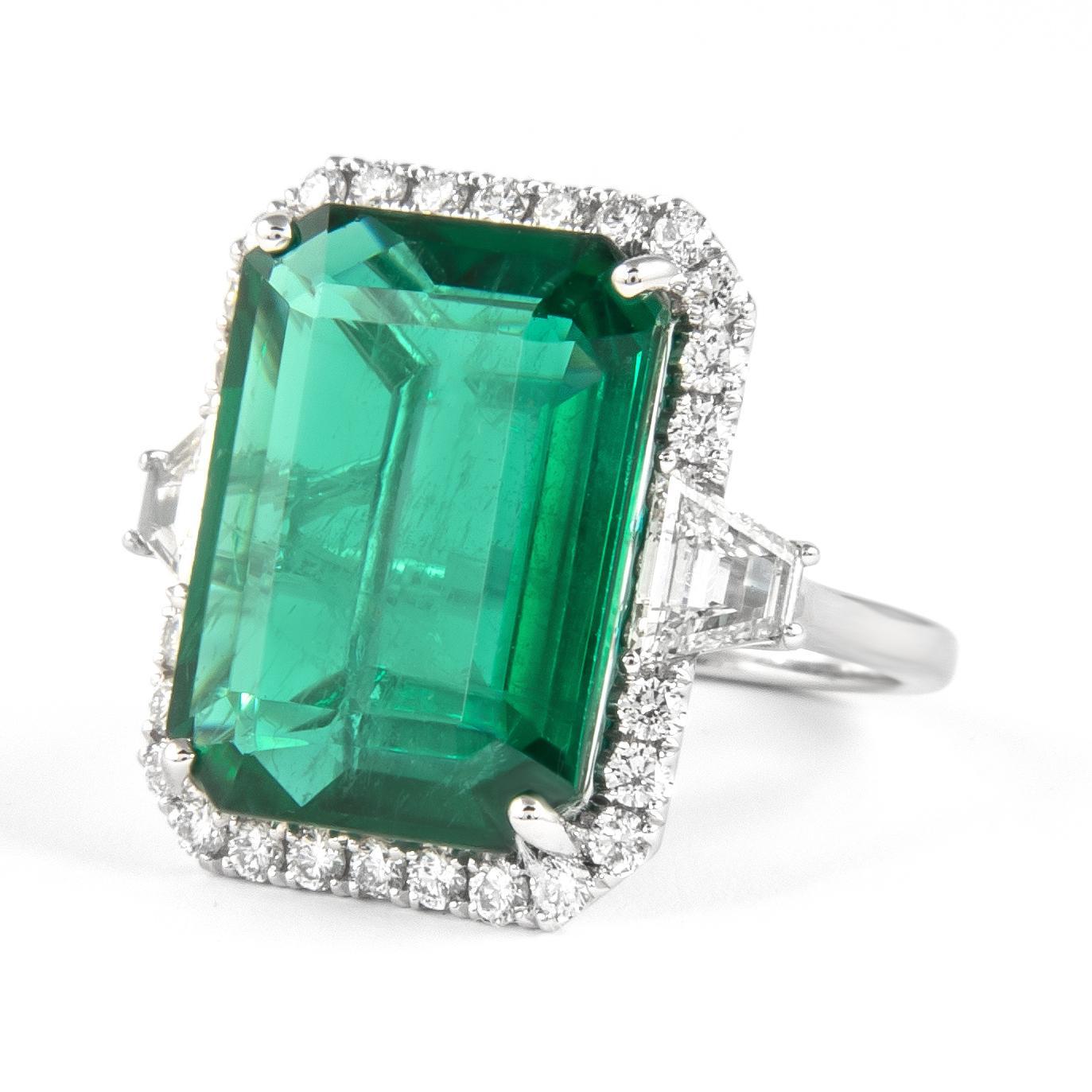 Contemporaneo Alexander Beverly Hills GIA 13,18 smeraldo e diamante Anello aureola a 3 pietre in oro 18k in vendita