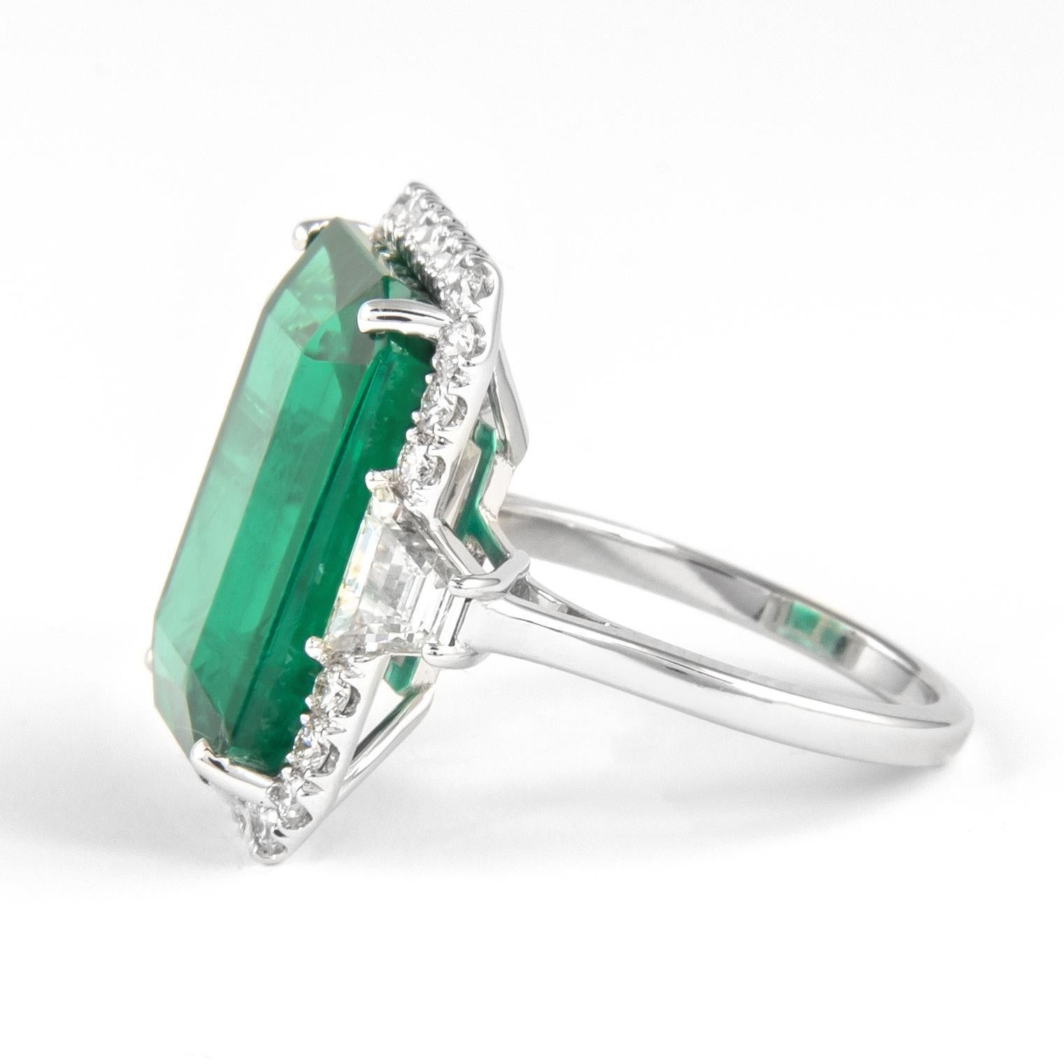 Taglio smeraldo Alexander Beverly Hills GIA 13,18 smeraldo e diamante Anello aureola a 3 pietre in oro 18k in vendita