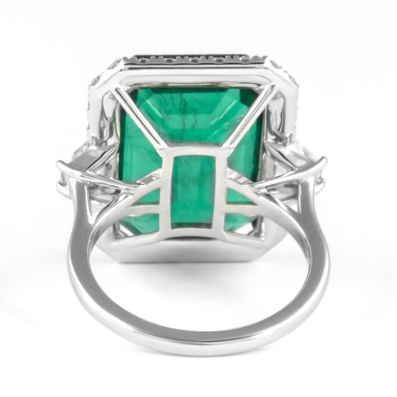 Alexander Beverly Hills GIA 13,18 smeraldo e diamante Anello aureola a 3 pietre in oro 18k In condizioni Nuovo in vendita a BEVERLY HILLS, CA