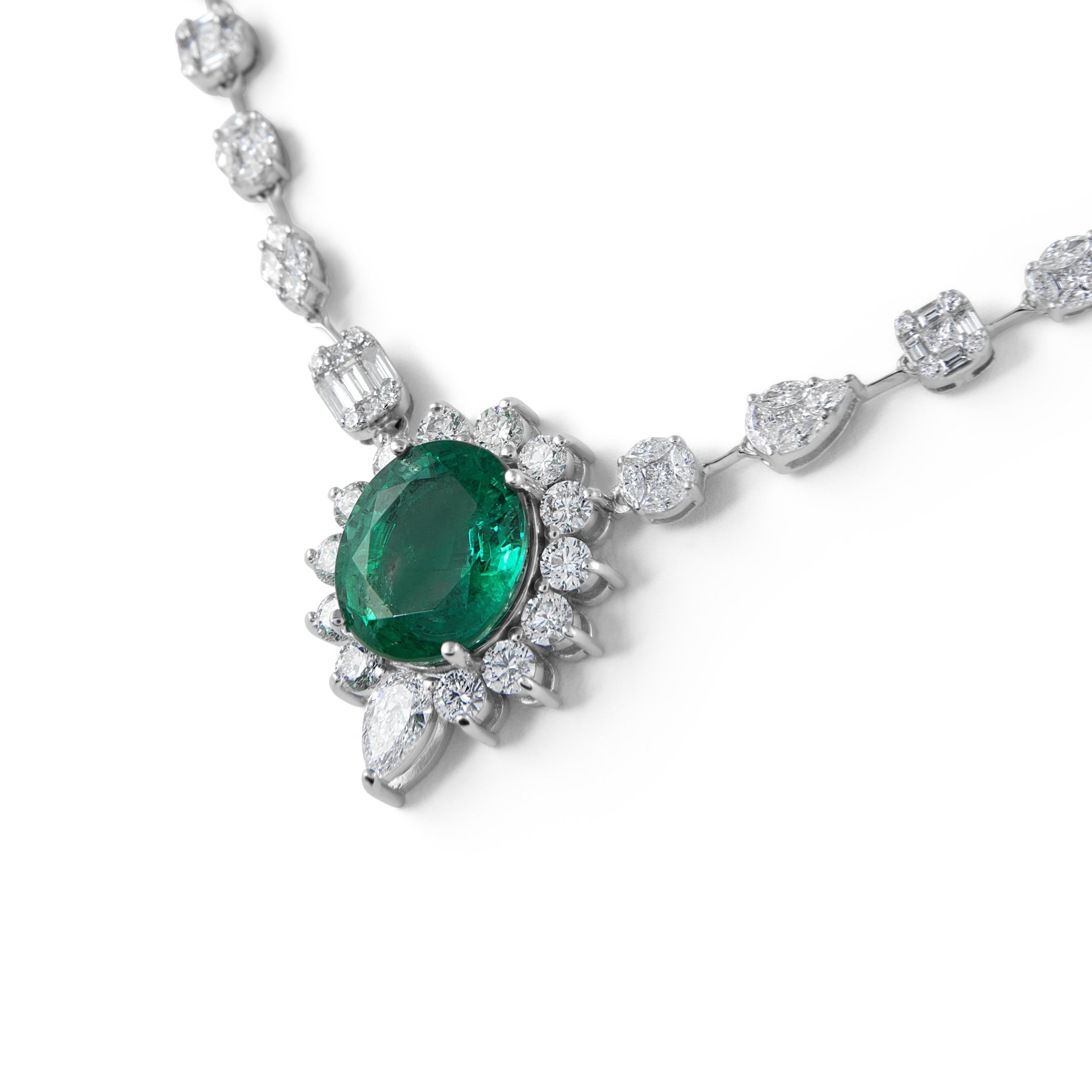 Splendida collana di smeraldi e diamanti, certificata GIA, di Alexander Beverly Hills.
19,90 carati di peso totale di diamanti.
Smeraldo di forma ovale, 8,19 carati, certificato GIA. 11,71 carati di diamanti rotondi, a pera, marquise e taglio