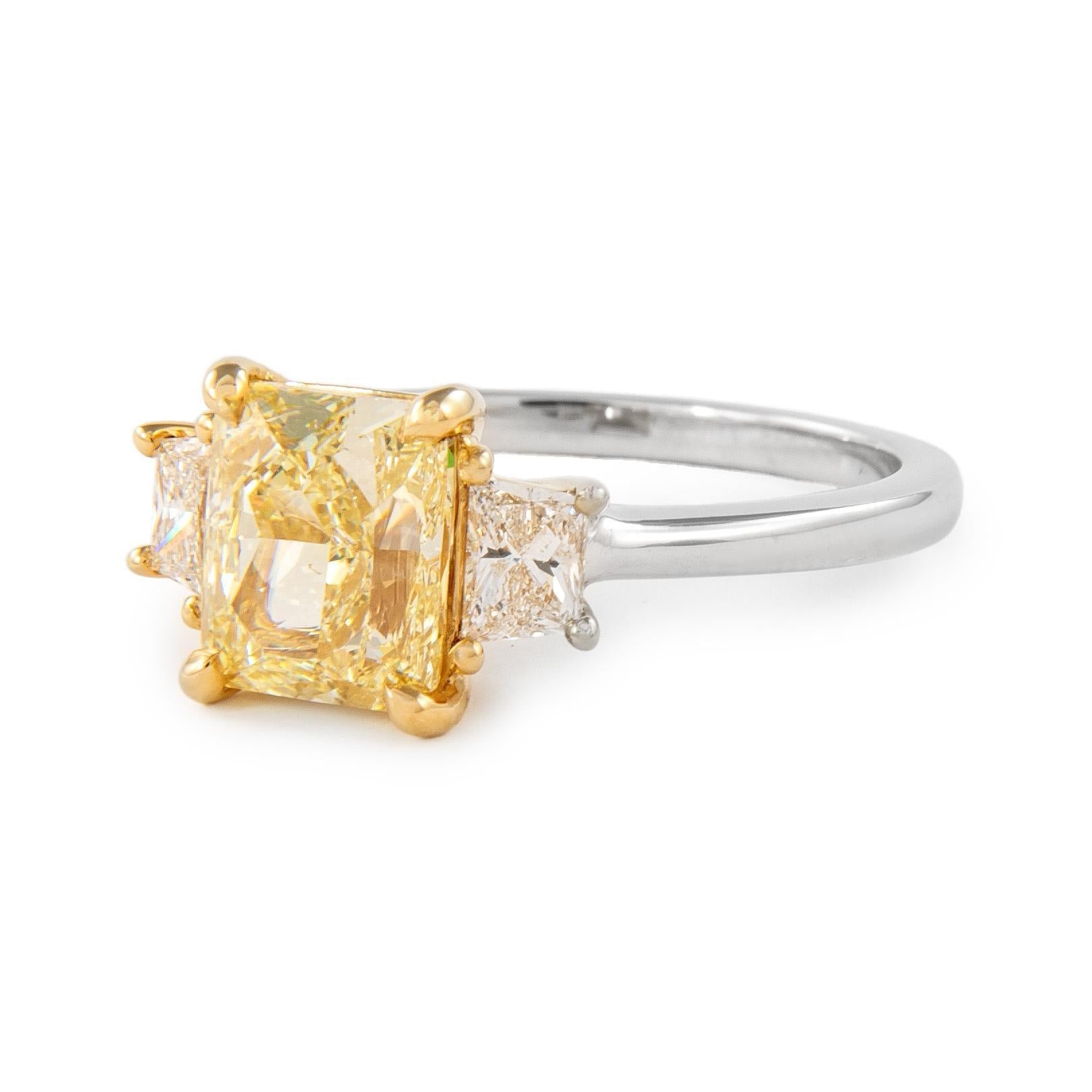 Alexander Beverly Hills GIA Anillo de tres piedras con diamante amarillo fantasía de 2,01 ct 18k Contemporáneo en venta