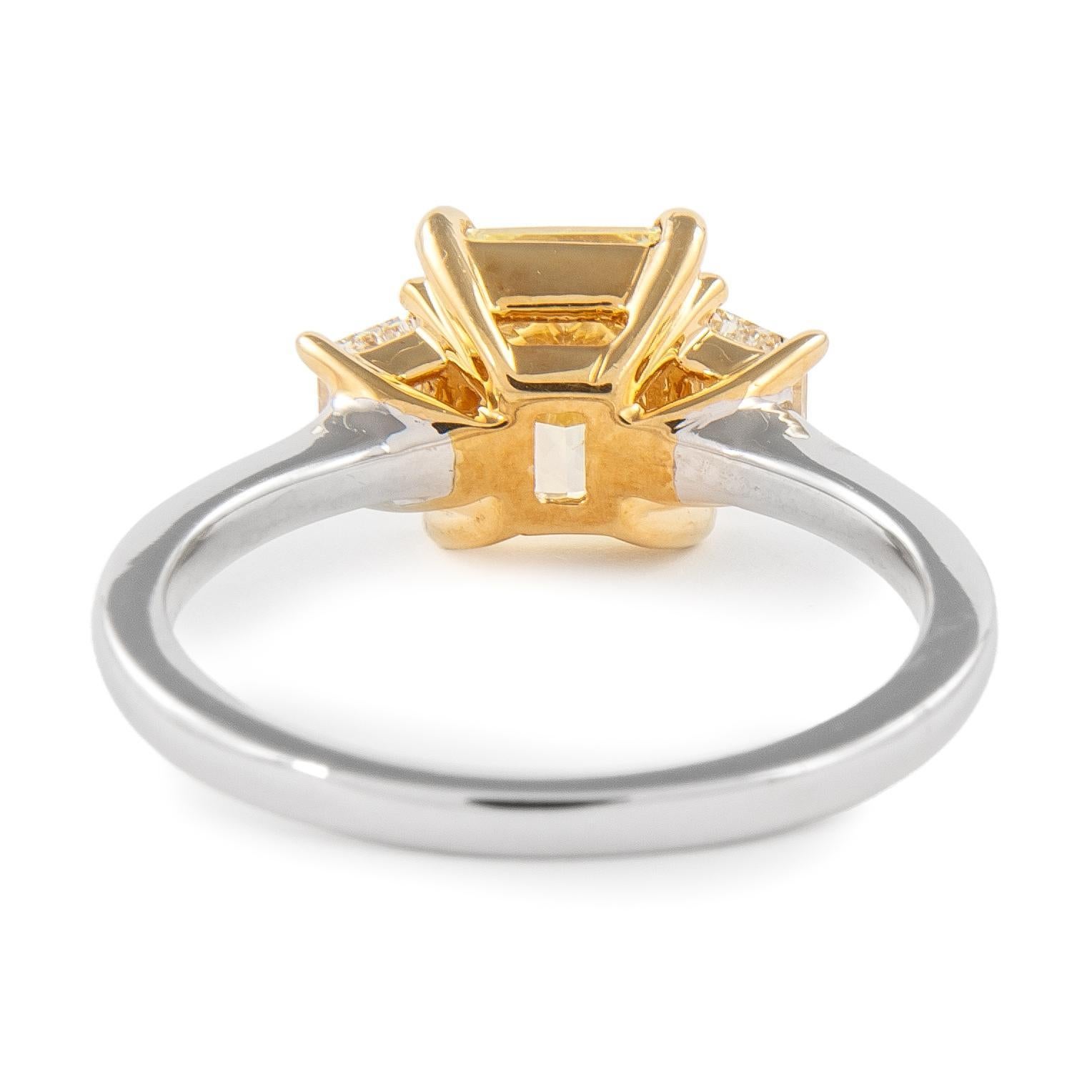 Alexander Beverly Hills GIA Anillo de tres piedras con diamante amarillo fantasía de 2,01 ct 18k en Nuevo estado para la venta en BEVERLY HILLS, CA