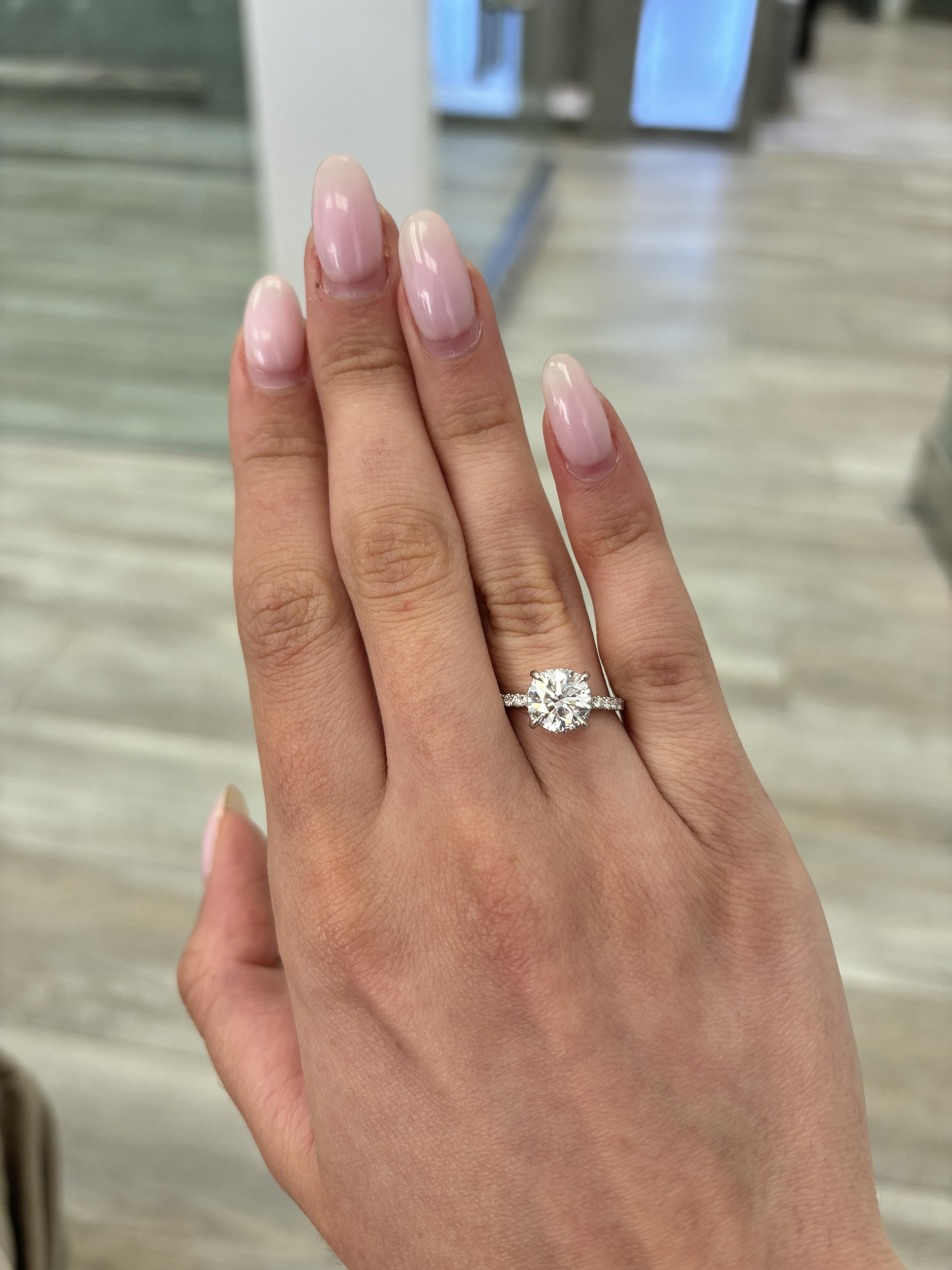Klassischer Solitär-Verlobungsring aus Naturdiamanten mit verstecktem Halo und Diamanten am unteren Ende des Schafts, GIA-zertifiziert.
2,43 Karat Gesamtgewicht der Diamanten.
2,03 Karat runder Brillant. GIA-zertifiziert, Farbgrad F und