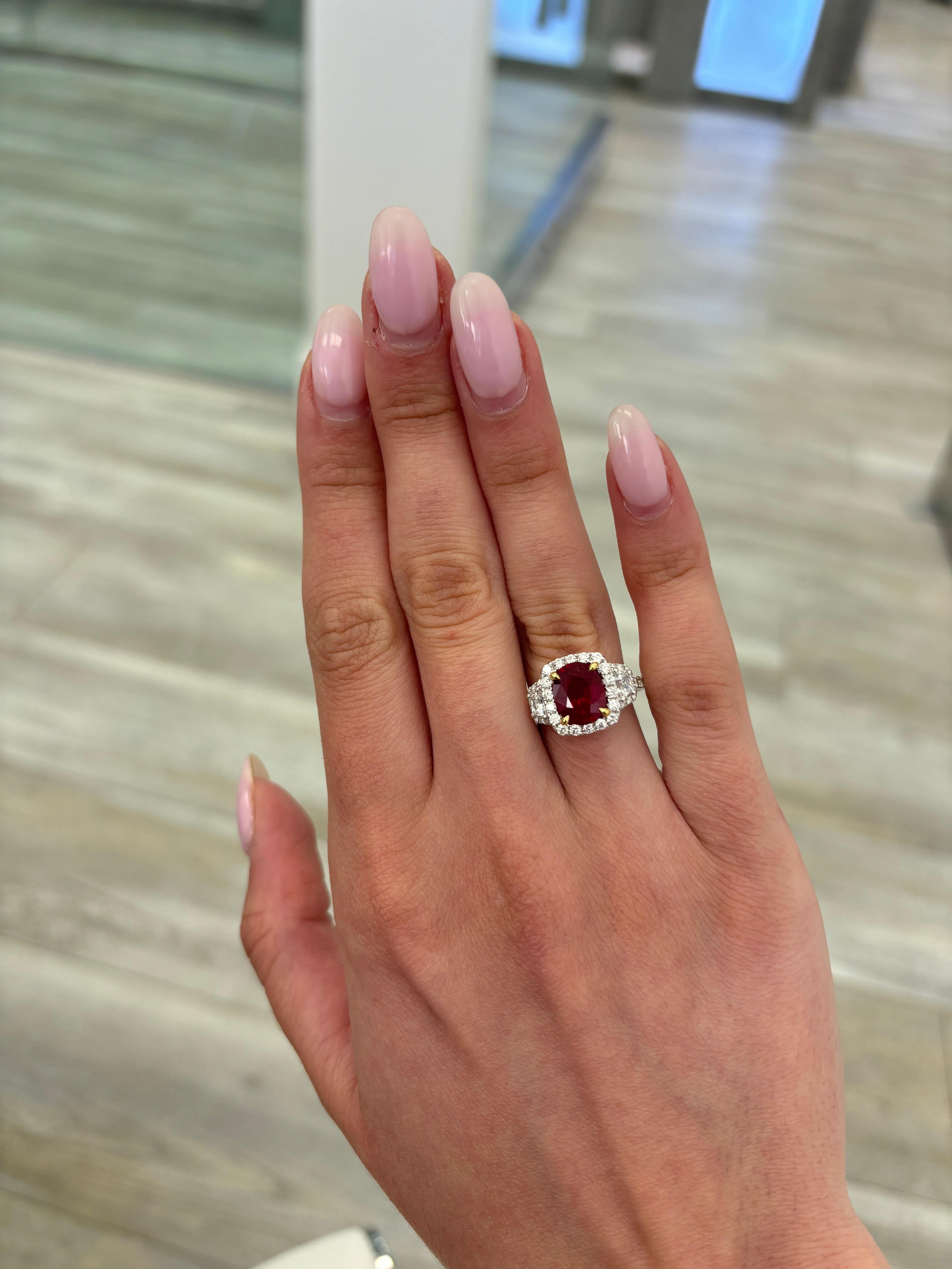 Superbe bague halo à trois pierres en rubis et diamants de Birmanie, certifiée GIA. Haute joaillerie par Alexander Beverly Hills. 
Poids total des pierres précieuses : 3.24 carats.
Rubis de Birmanie de forme ovale de 2,25 carats certifié par le GIA,