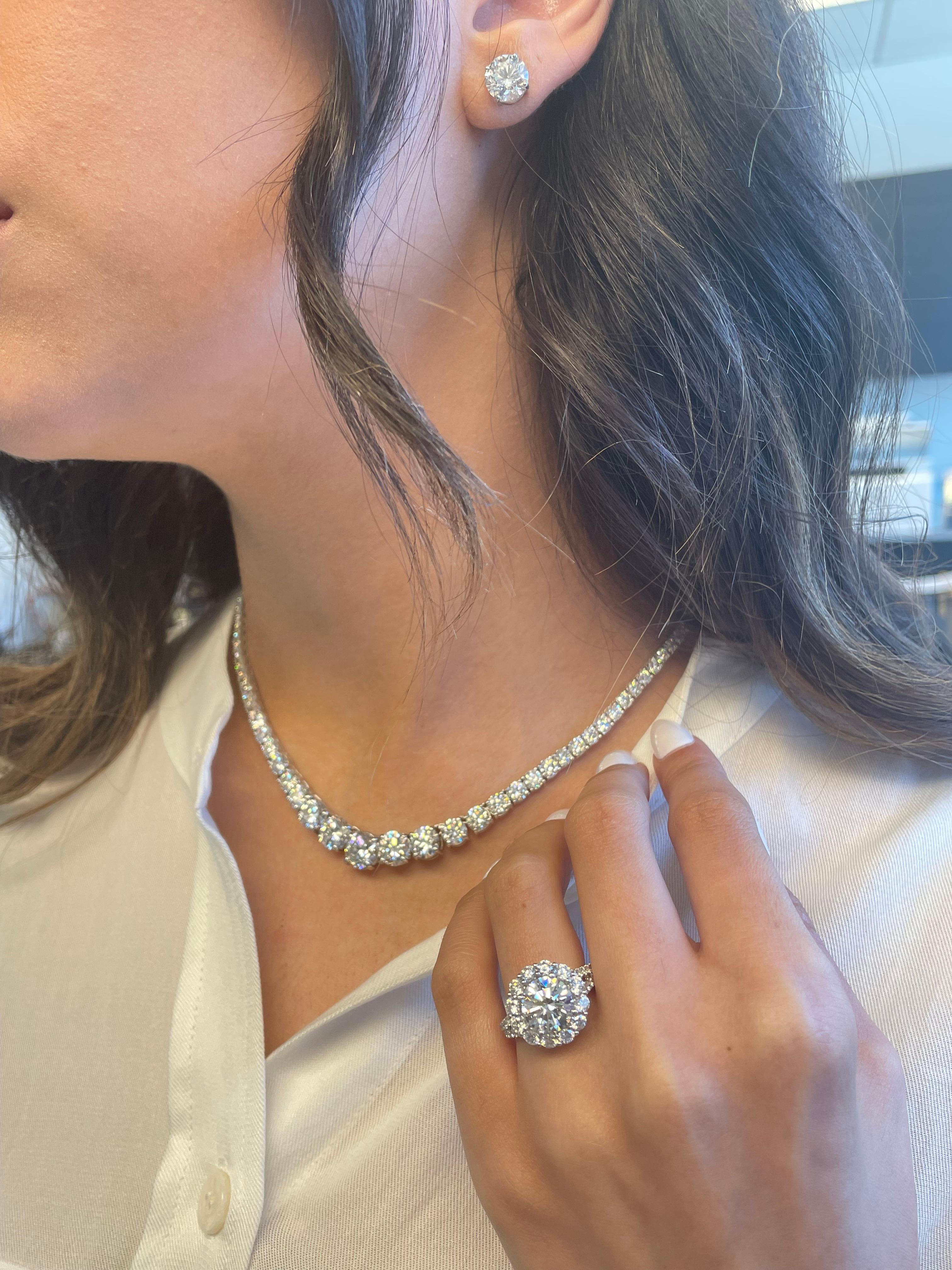 Impresionante y clásico anillo de compromiso con halo de diamantes naturales, certificado por el GIA.
Alta joyería de Alexander Beverly Hills.
5,20 quilates de peso total de diamantes.
Piedra central, diamante redondo talla brillante de 2,70 ct.