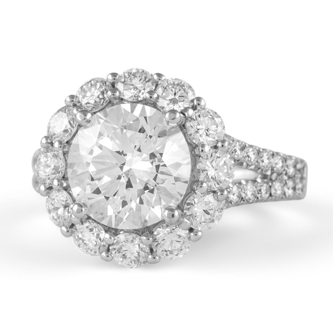 Alexander Beverly Hills GIA Diamante redondo de 2,70 ct con halo Anillo de oro blanco de 18 quilates Corte redondo en venta