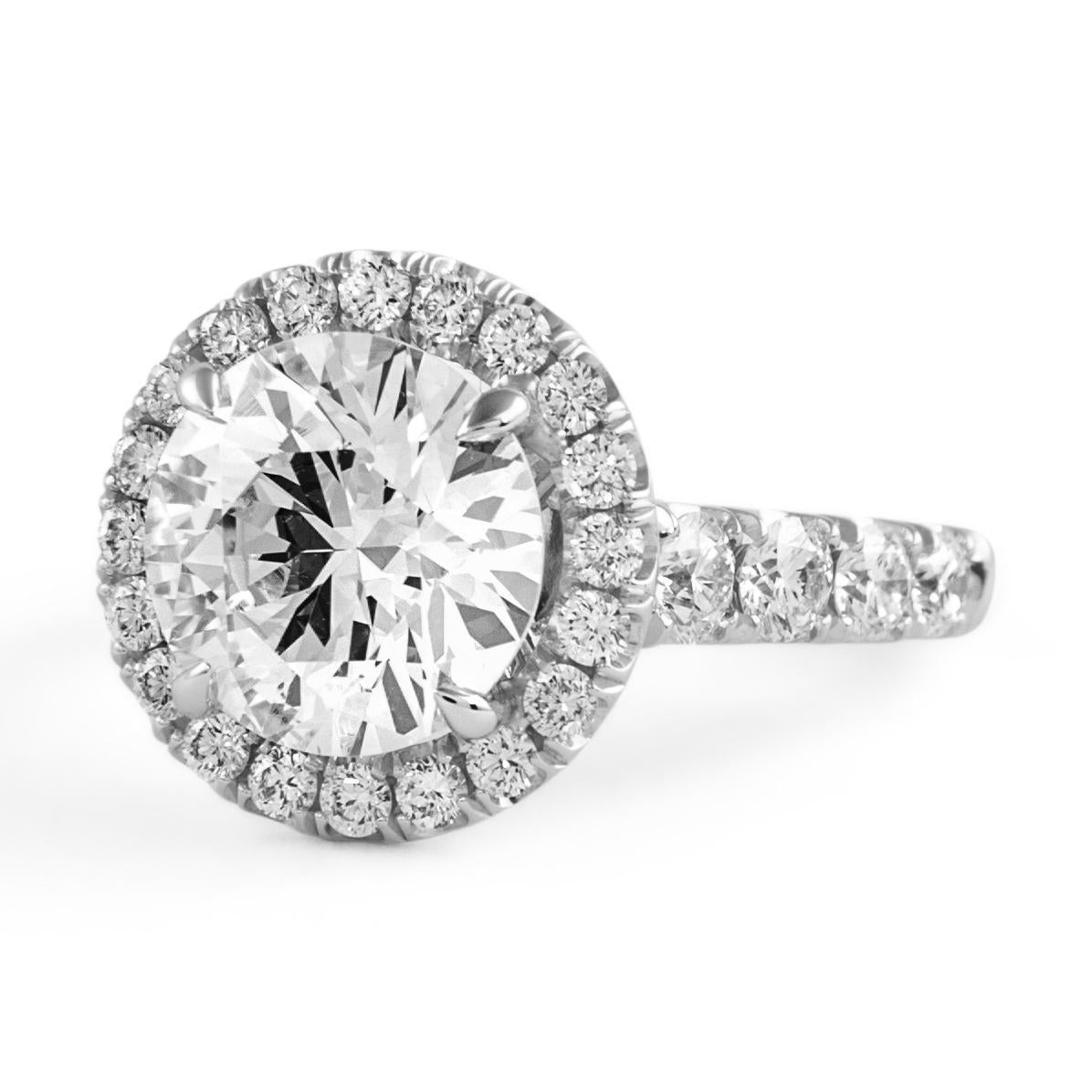 Taille ronde Alexander Beverly Hills GIA 2.80ct Round Brilliant Diamond with Halo Ring 18k (bague avec halo) en vente