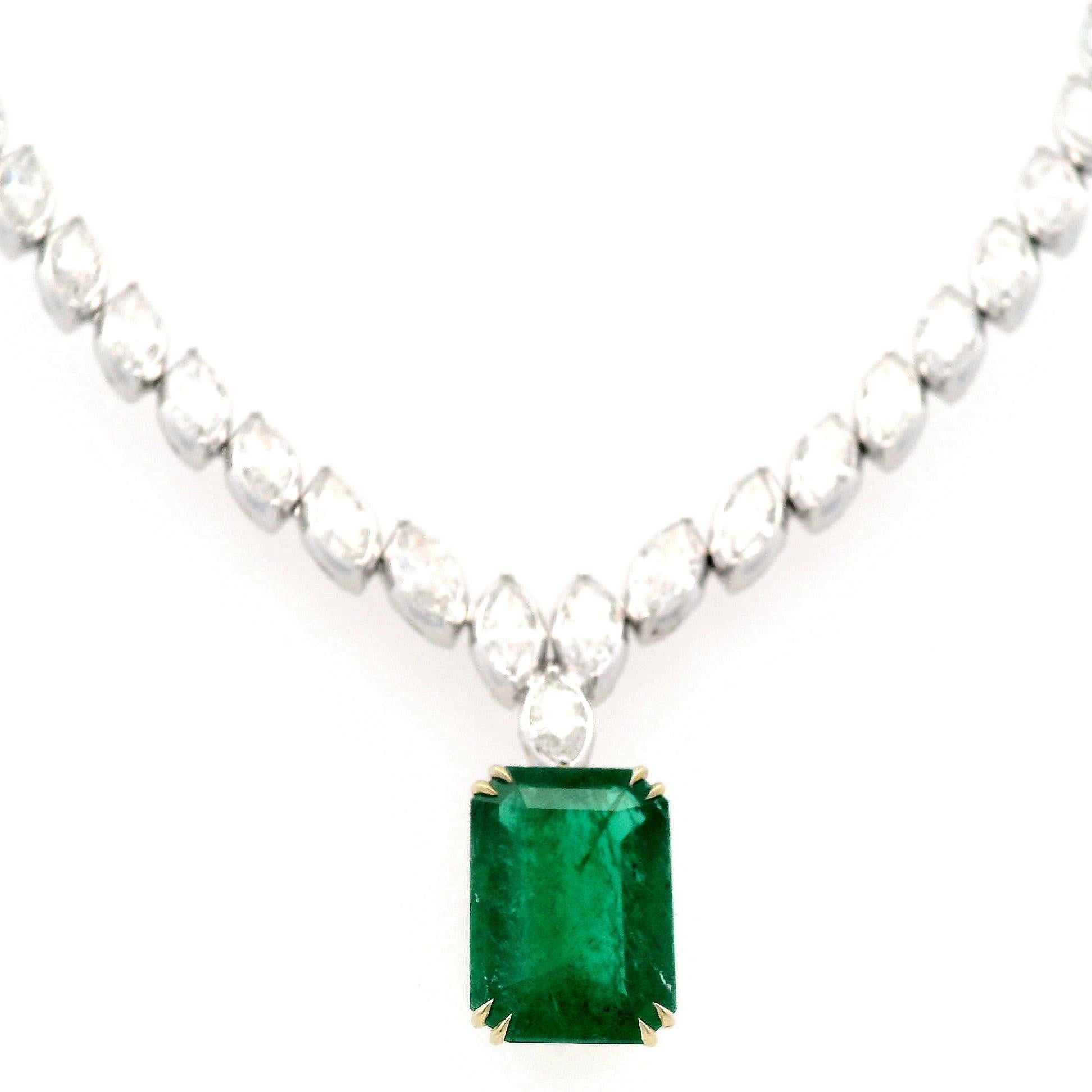 Contemporaneo Alexander Beverly Hills GIA 29,77ctt Collana con smeraldo e diamanti 18k in vendita