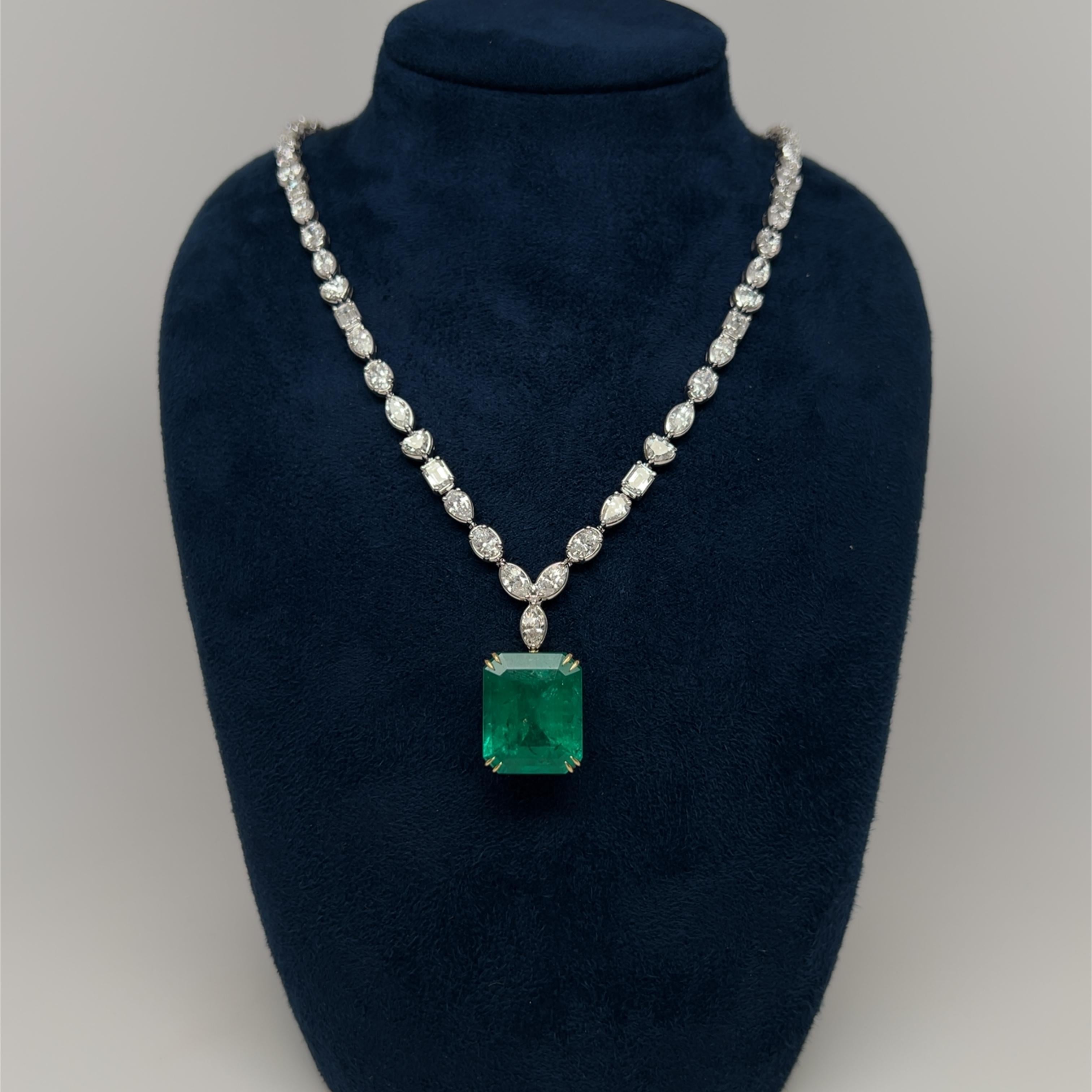Taglio smeraldo Alexander Beverly Hills GIA 31,09ctt Collana con smeraldo e diamanti 18k in vendita