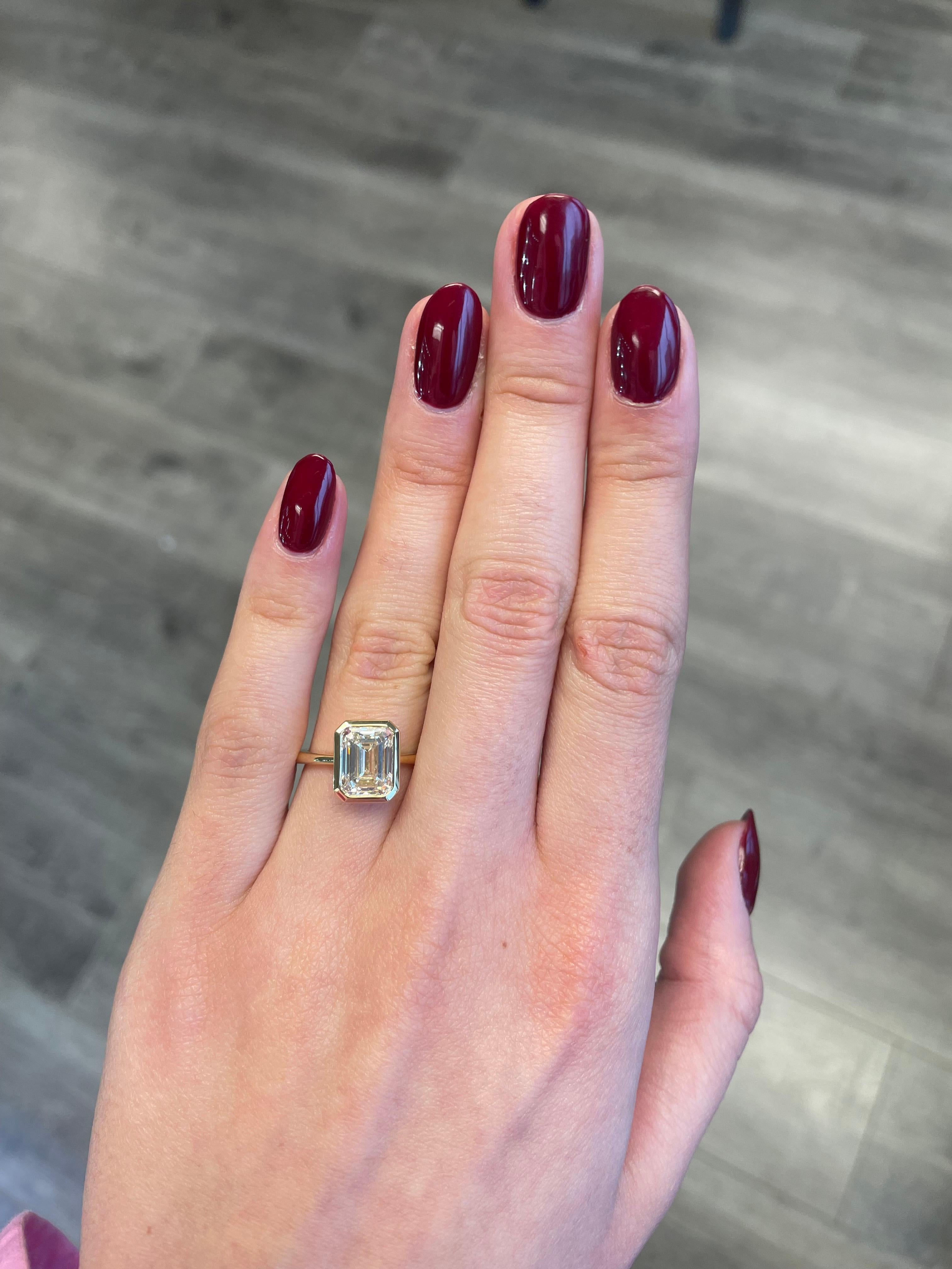 Moderne Alexander Beverly Hills, bague en or jaune 18 carats avec diamants taille émeraude 3 carats certifiés GIA en vente