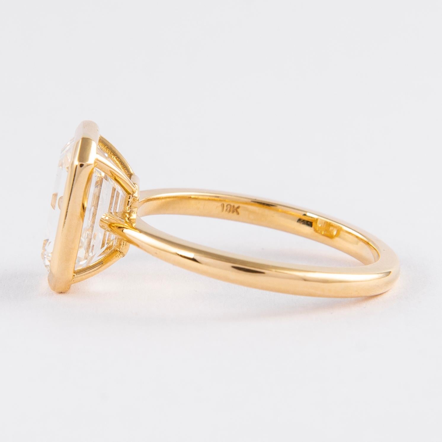 Alexander Beverly Hills, bague en or jaune 18 carats avec diamants taille émeraude 3 carats certifiés GIA Pour femmes en vente