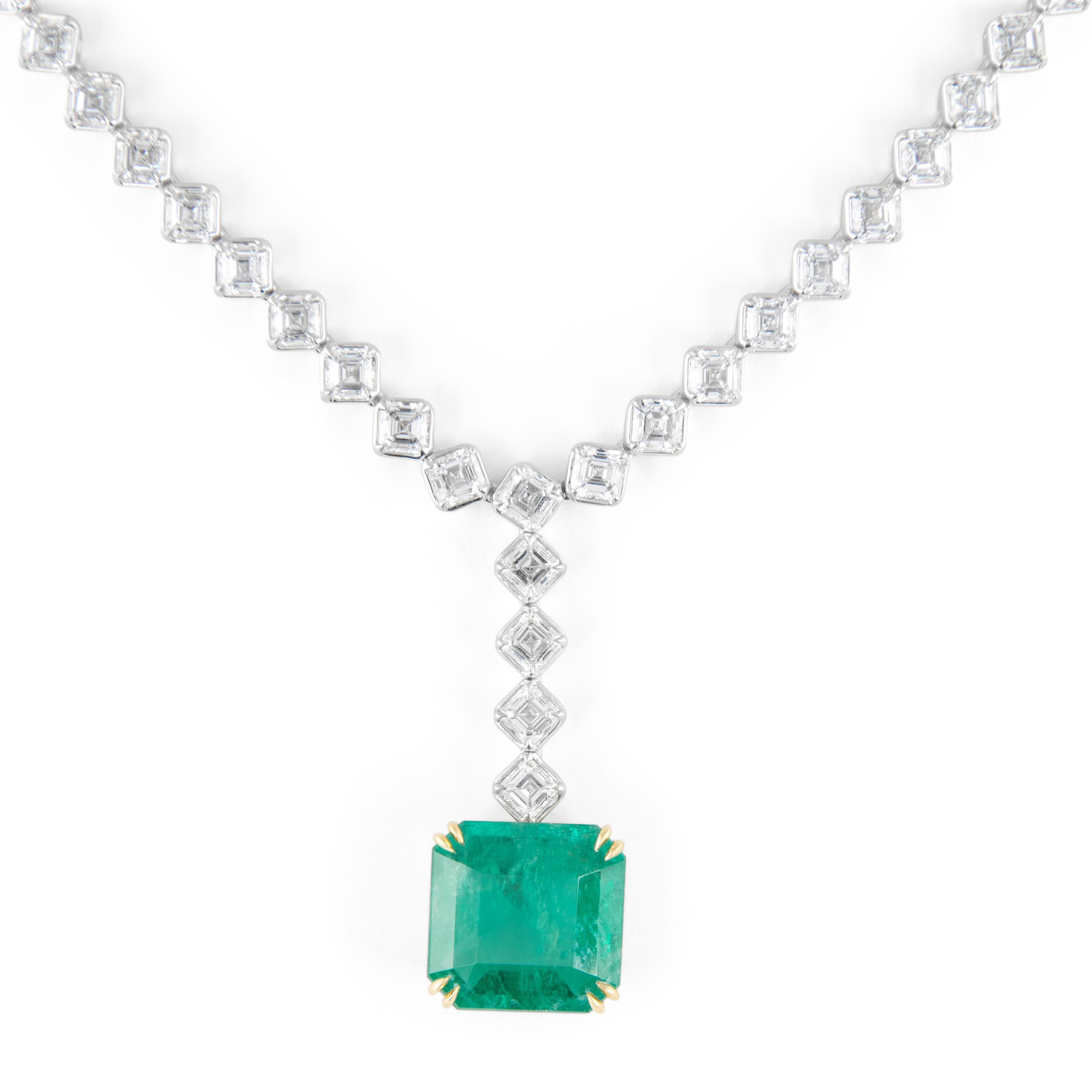 Bellissima collana di smeraldi brasiliani naturali con diamanti naturali taglio asscher. Alta gioielleria Alexander Beverly Hills.
*Il colore dello smeraldo è identico a quello della foto del certificato GIA.
40.92 carati di peso totale della
