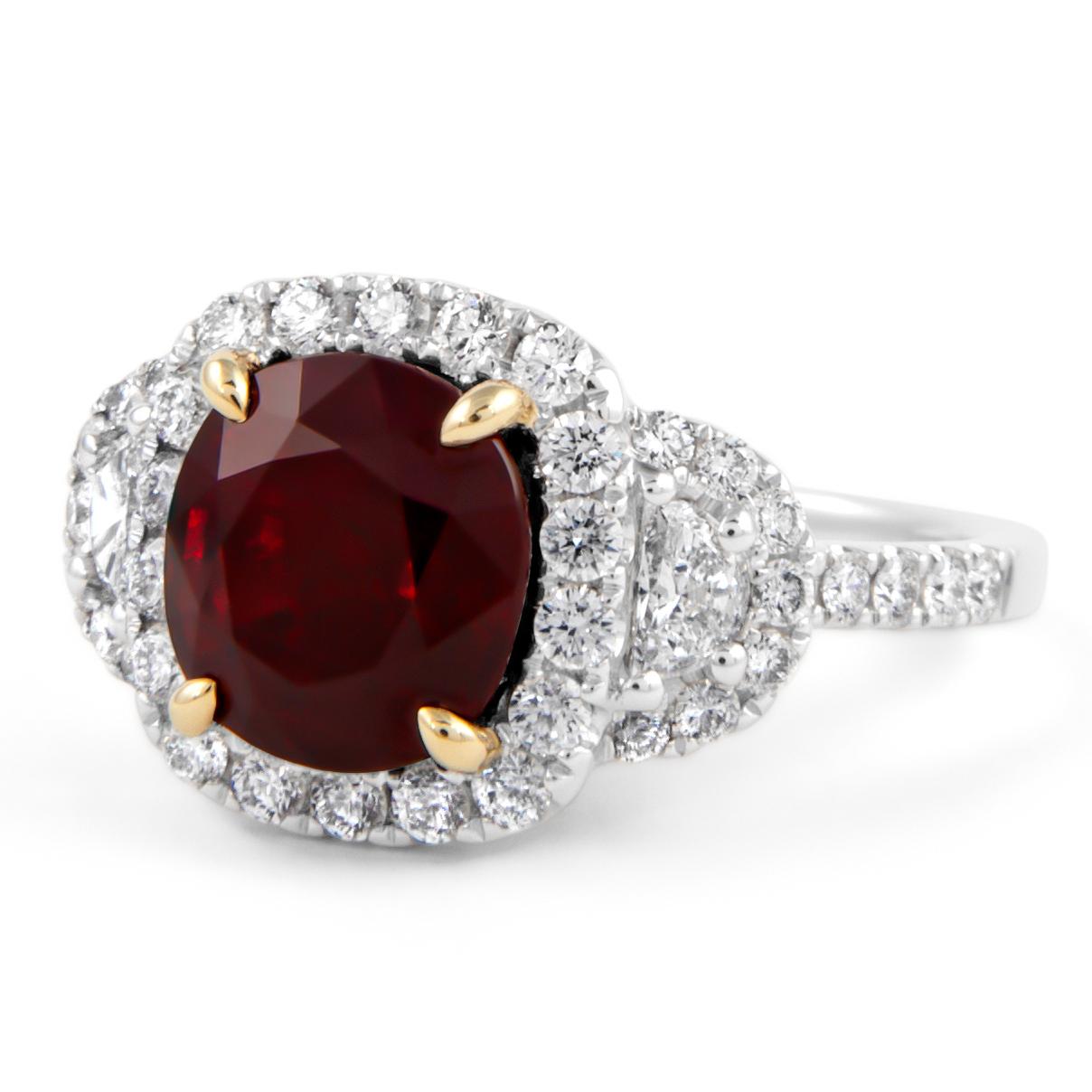 Taille ovale Alexander Beverly Hills GIA 4.13ct Ruby & Diamond 3-Stone Halo Ring 18k en vente