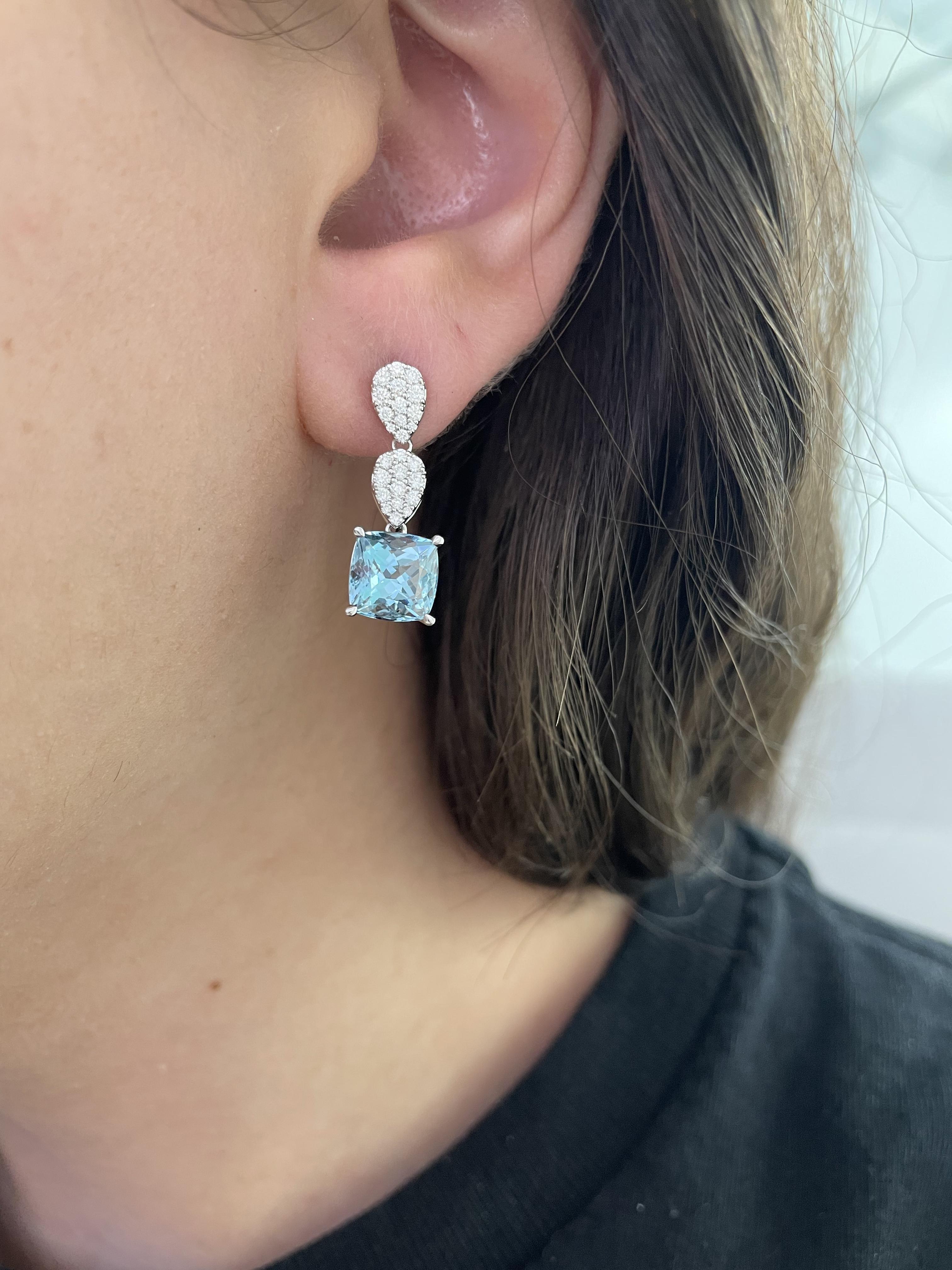 Wunderschöne tropfenförmige Ohrringe mit Aquamarin und Diamanten von Alexander Beverly Hills.
4.87 Karat Gesamtgewicht der Edelsteine.
2 Kissen-Aquamarine, ein Stein GIA-zertifiziert, insgesamt 4,36 Karat. 52 runde Diamanten, 0,51 Karat. Ungefähr