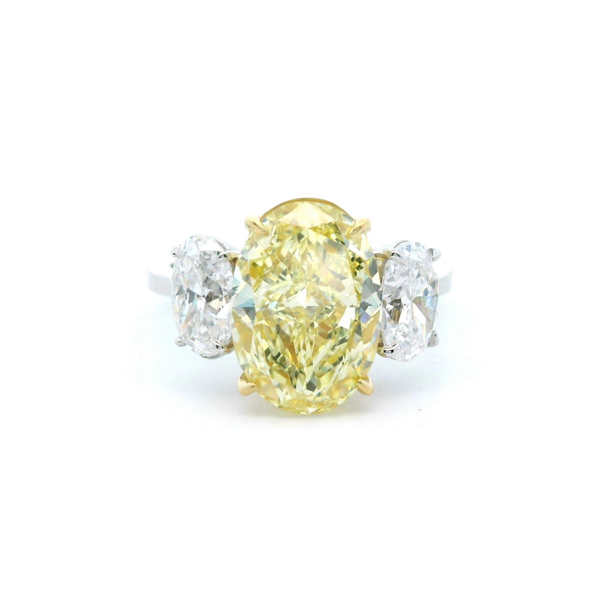 Taille ovale Alexander Beverly Hills GIA 4.44ct Oval Fancy Intense Yellow Diamond Ring 18k en vente