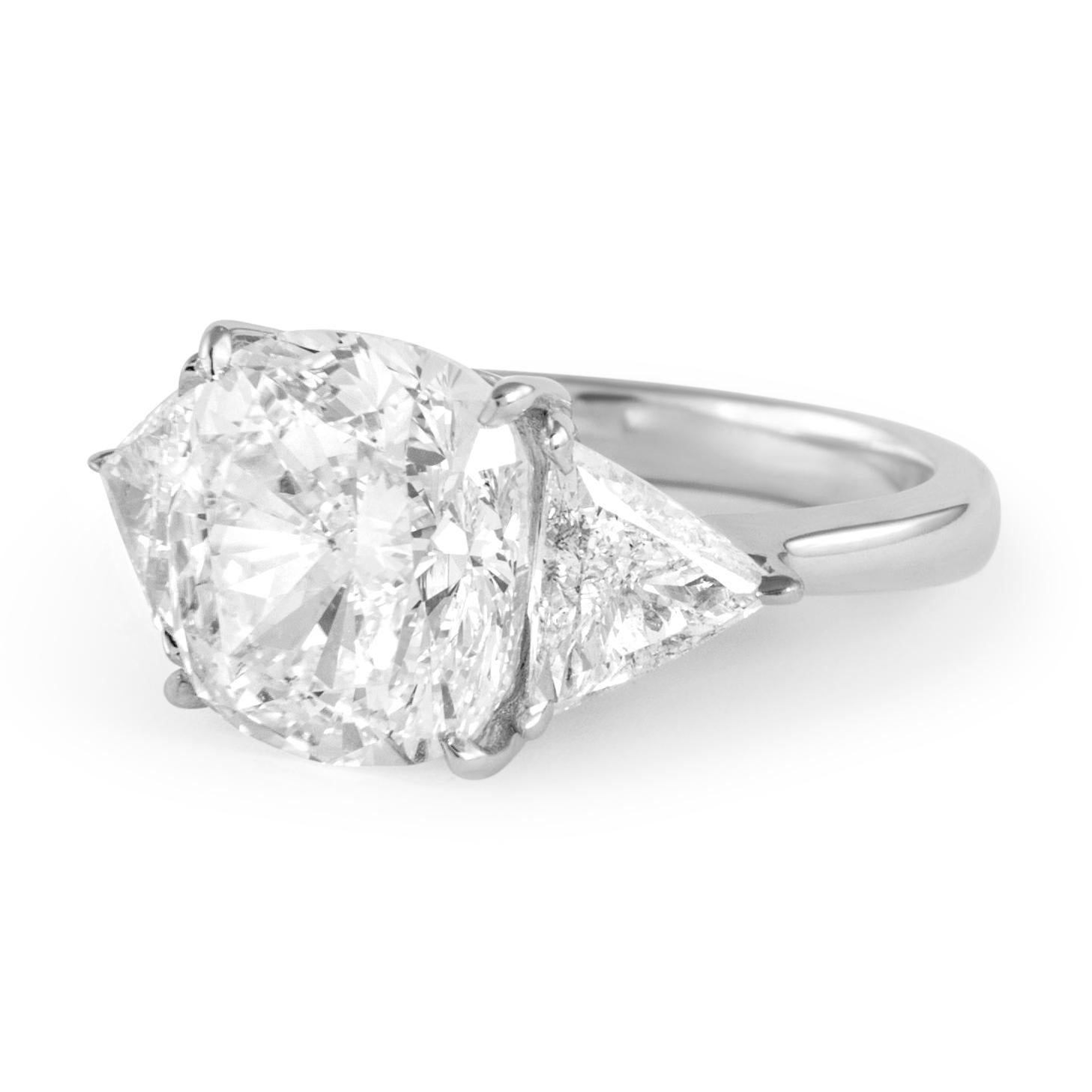 Alexander Beverly Hills GIA 5,01ct Cushion Diamond Drei-Stein-Ring 18k (Zeitgenössisch) im Angebot