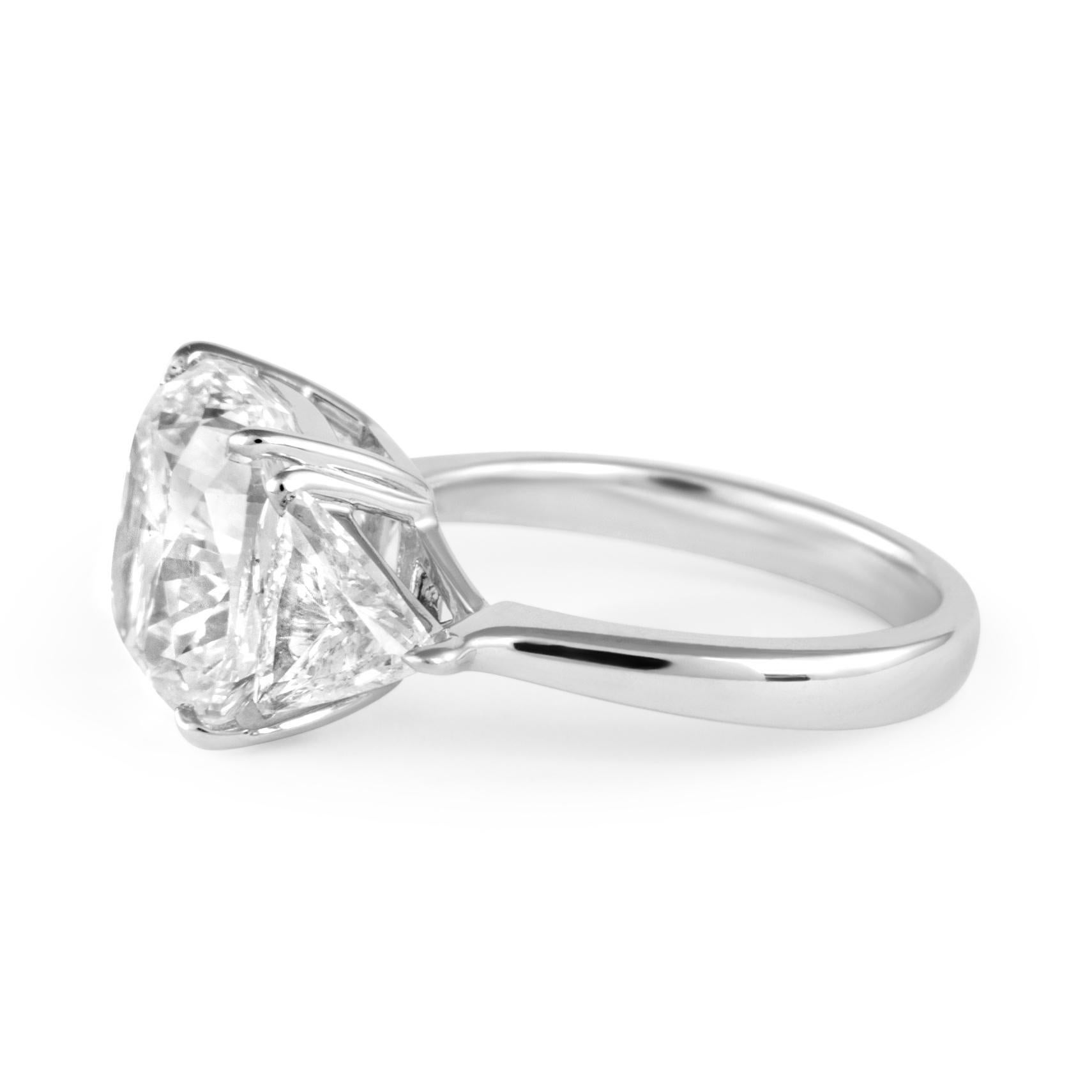 Alexander Beverly Hills GIA 5,01ct Cushion Diamond Drei-Stein-Ring 18k (Kissenschliff) im Angebot