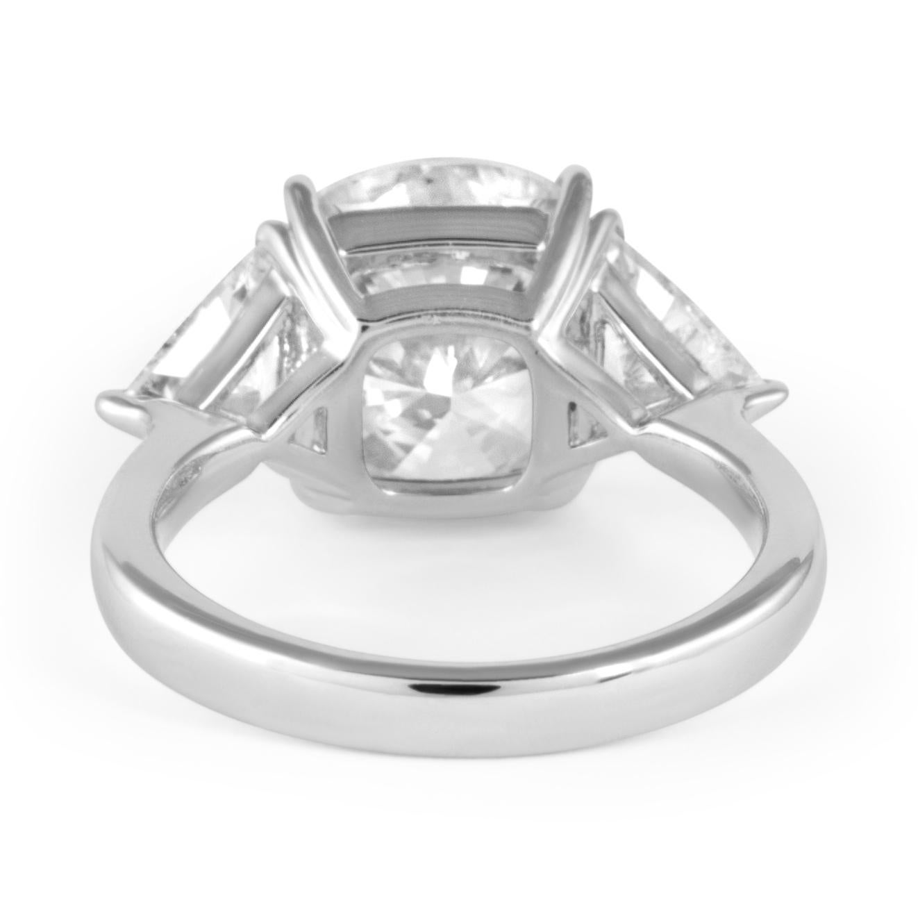 Alexander Beverly Hills GIA 5,01ct Cushion Diamond Drei-Stein-Ring 18k im Zustand „Neu“ im Angebot in BEVERLY HILLS, CA