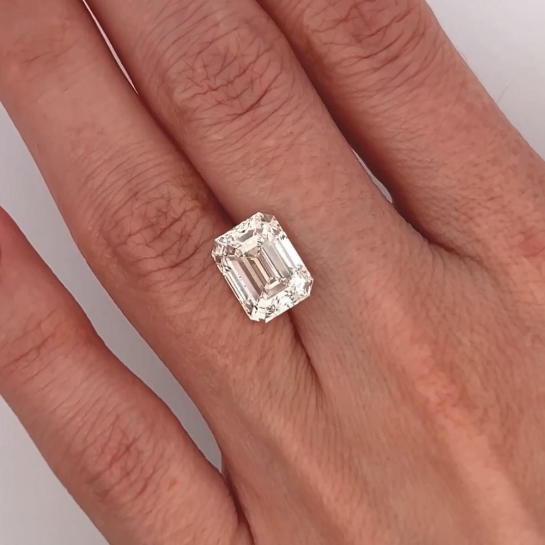 Splendido diamante sciolto con taglio a smeraldo, certificato GIA.
Venduto come diamante sciolto, ma può essere facilmente trasformato in un anello di tuo gradimento. Realizzati da alcuni dei più prestigiosi gioiellieri da banco di Los Angeles e