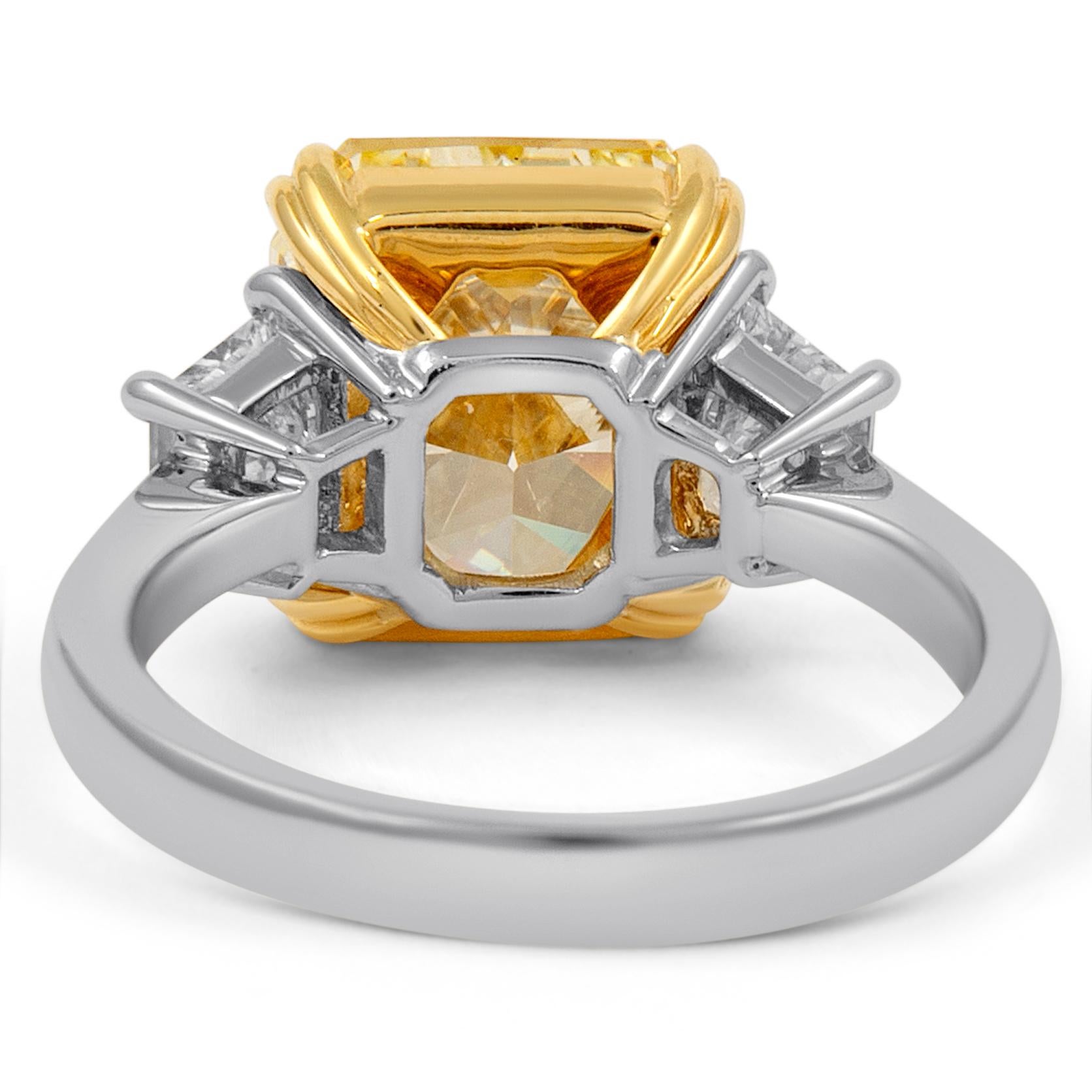 Alexander Beverly Hills GIA 5.24ct Fancy Yellow VS2 Diamond Three-Stone Ring 18k In New Condition For Sale In BEVERLY HILLS, CA