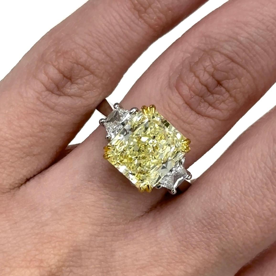 Women's Alexander Beverly Hills GIA 5.24ct Fancy Yellow VS2 Diamond Three-Stone Ring 18k For Sale