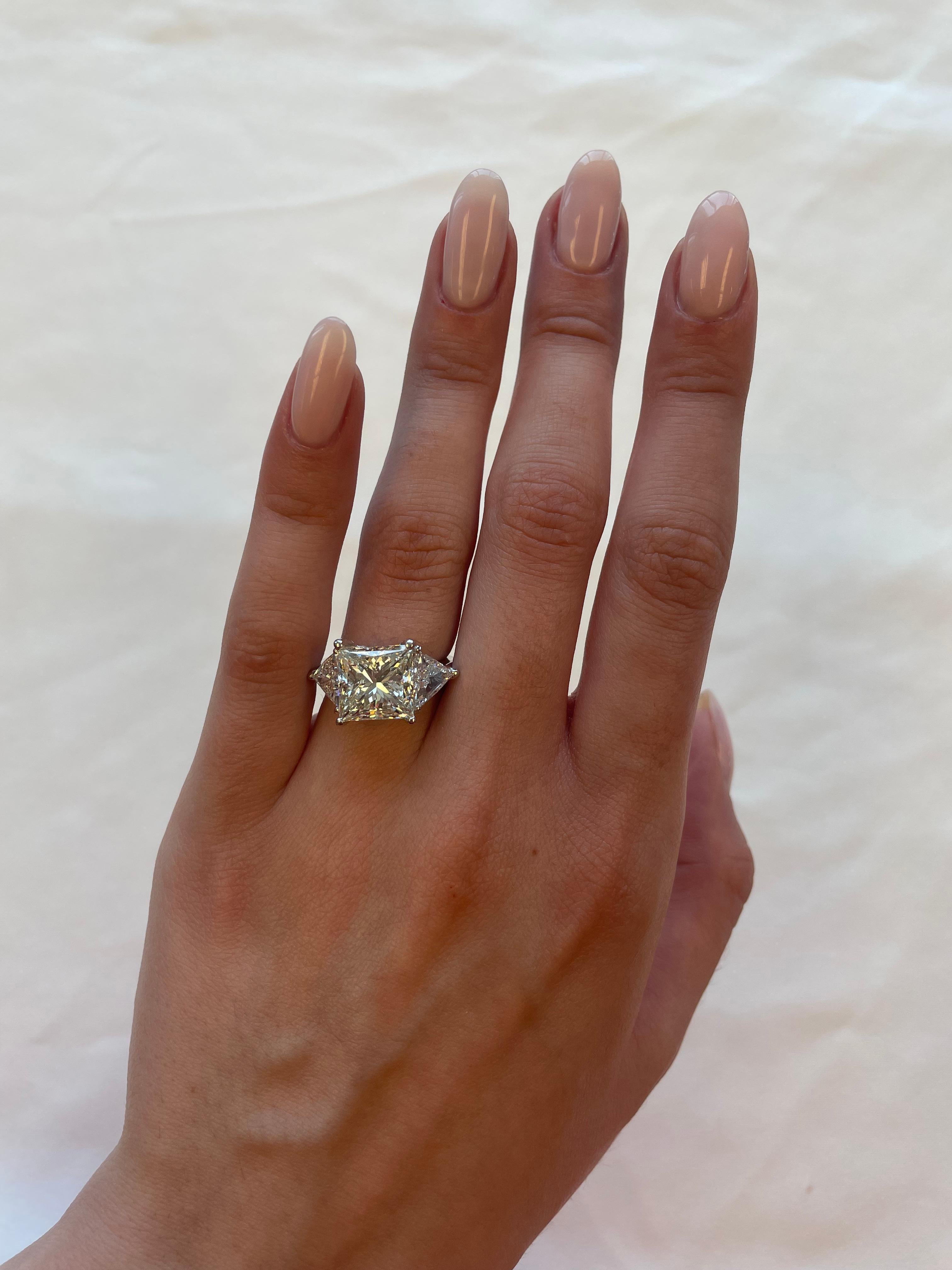 Magnifique bague de fiançailles classique en diamant naturel à trois pierres, certifiée GIA. Haute joaillerie par Alexander Beverly Hills.
Poids total des diamants : 7,58 carats.
La pierre centrale est un diamant de taille émeraude de 6,05 ct. Grade