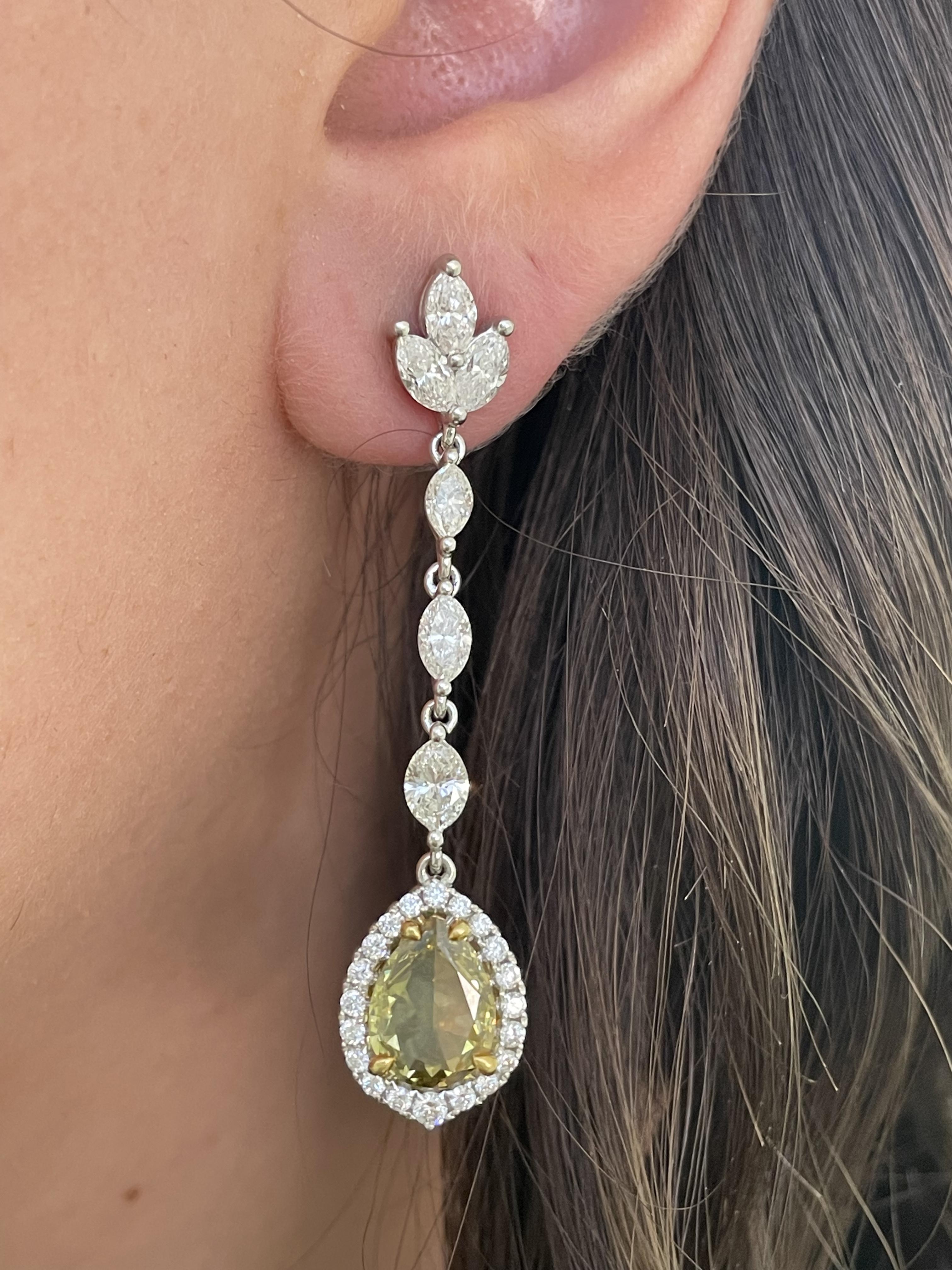 Splendidi orecchini con diamanti gialli naturali e diamanti certificati GIA, firmati Alexander Beverly Hills.
6.12ct peso totale della gemma. 
2 diamanti a forma di pera, per un totale di 2,63 carati. Giallo grigiastro bruno intenso e Giallo