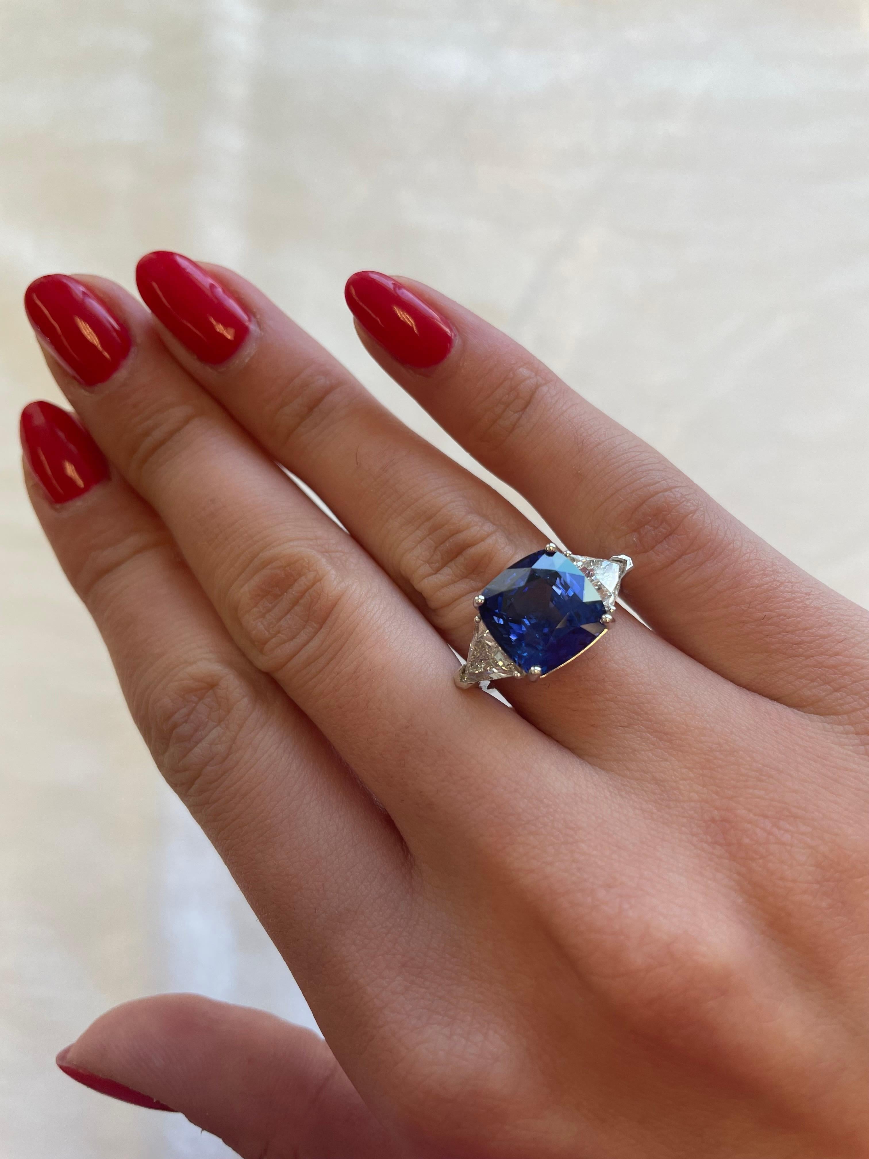 Taille coussin Alexander Beverly Hills, bague à trois pierres 18 carats, certifiée GIA, saphir 7,11 carats et diamants en vente
