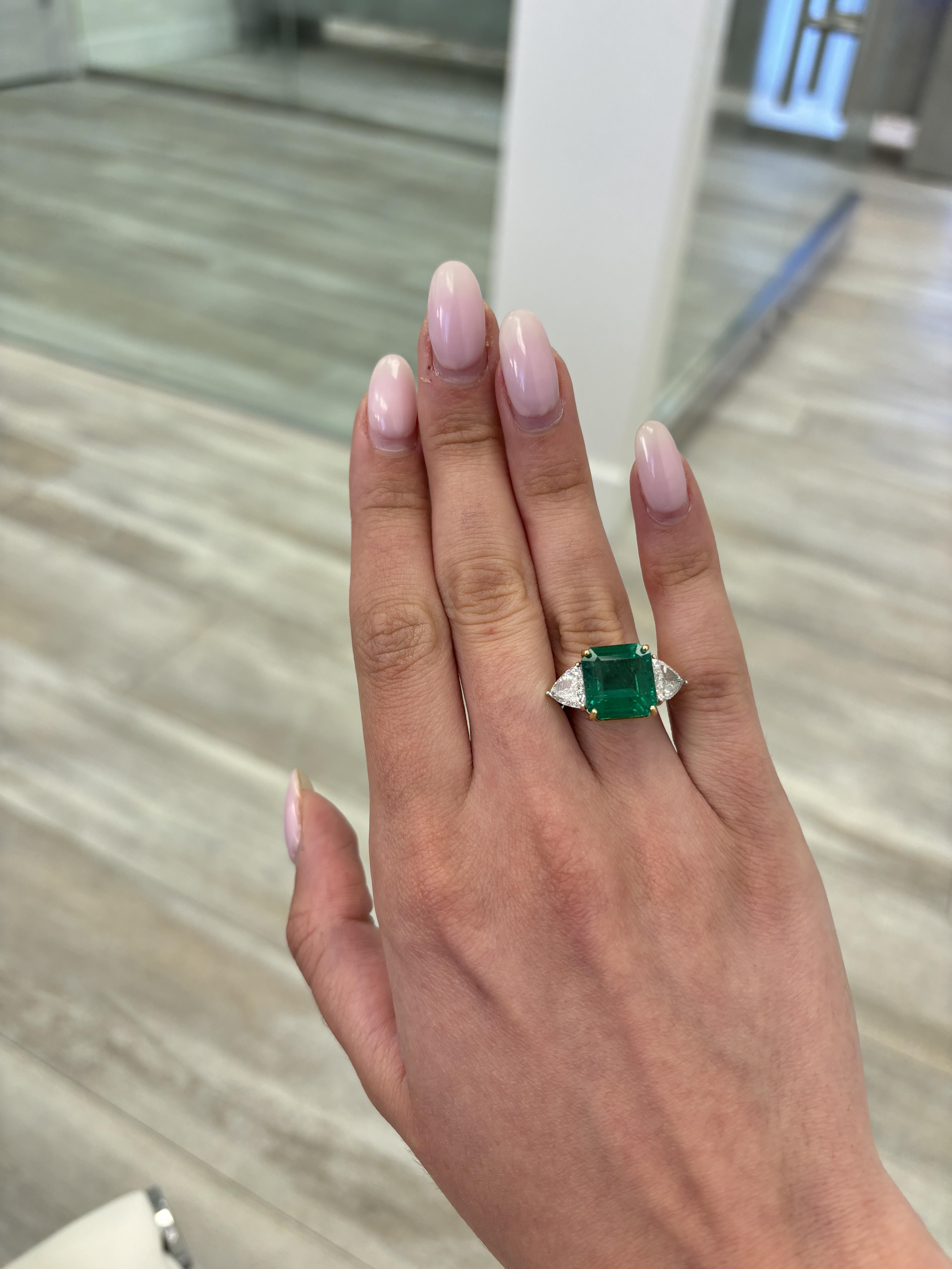 Splendido smeraldo verde vivo naturale di colore superbo con anello a tre pietre con diamante naturale, certificato GIA. Alta gioielleria di Alexander Beverly Hills.
9.19 carati di peso totale della gemma.
Smeraldo quadrato taglio smeraldo da 7,58